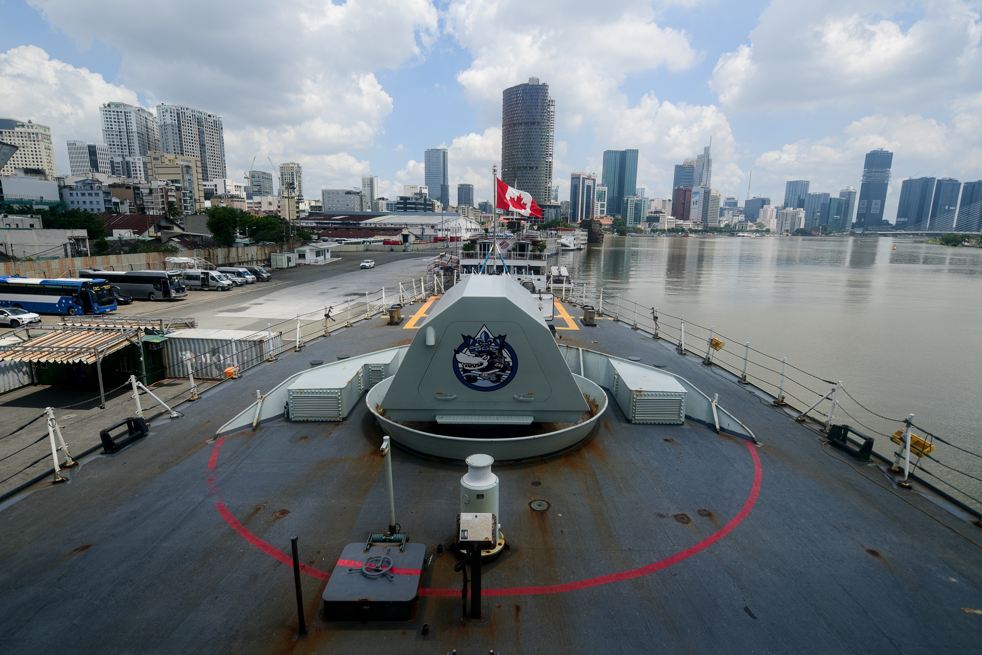 Tau hai quan Canada anh 2