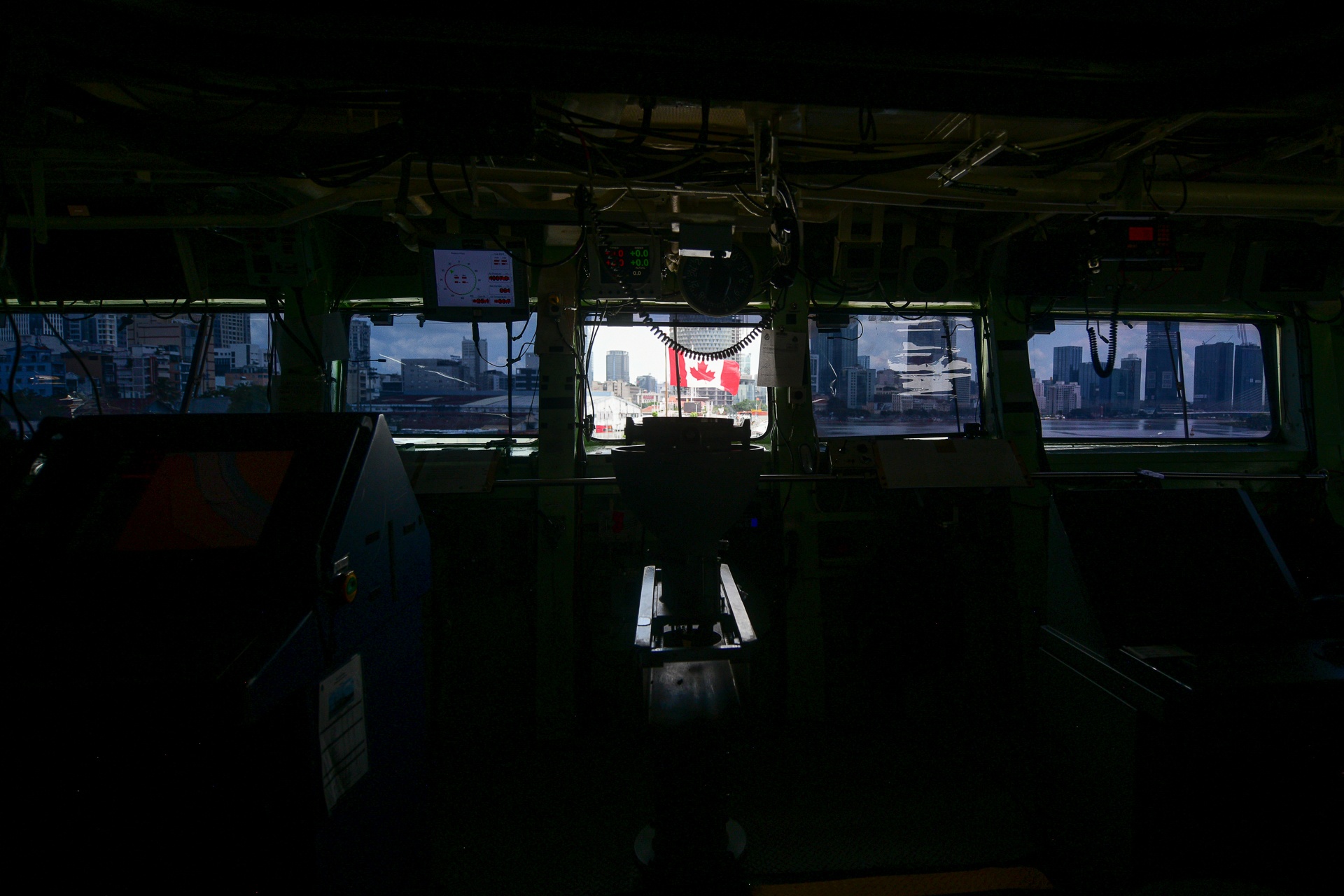 Tau hai quan Canada anh 3