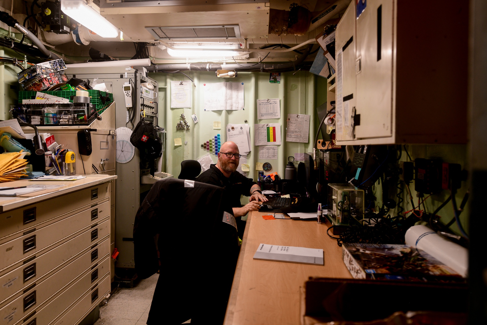 Tau hai quan Canada anh 13