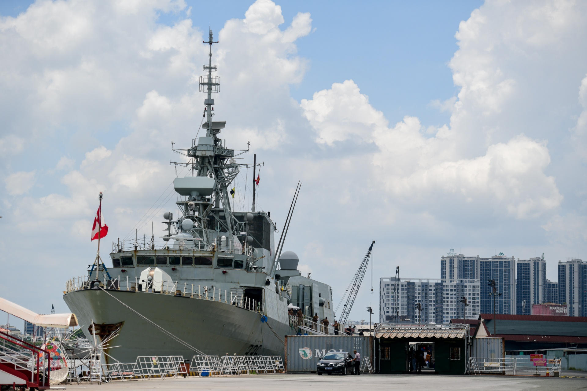 Can canh tau Hai quan Canada vua cap cang TP.HCM hinh anh