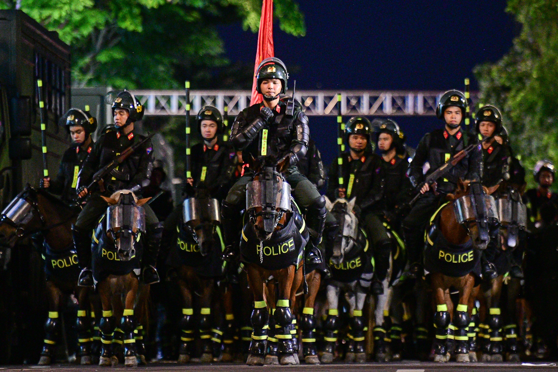 Ngam canh sat co dong cuoi ngua dieu hanh tren duong pho TP.HCM hinh anh