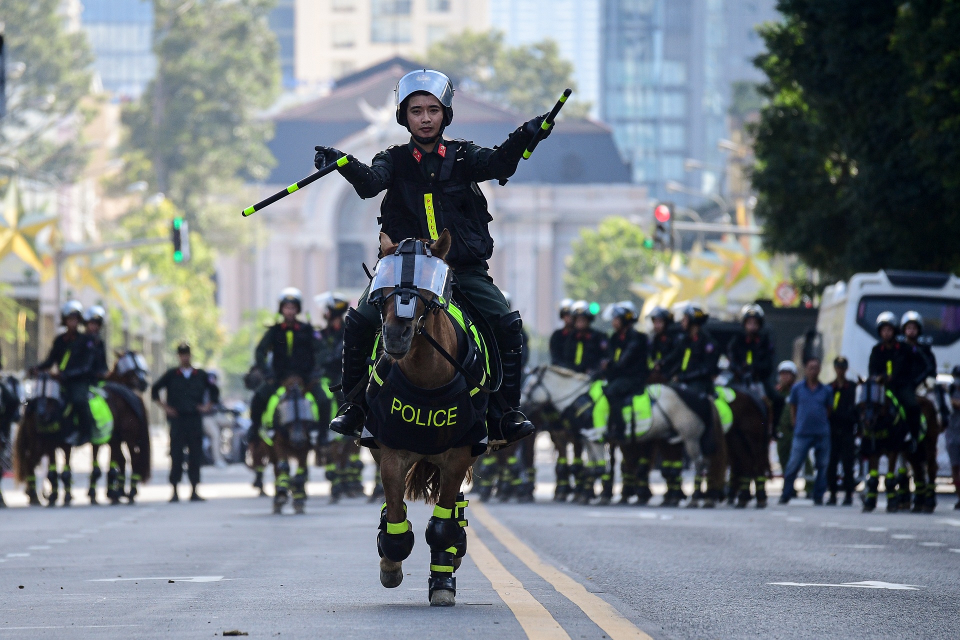 Man nhan voi man trinh dien vo thuat, ky binh tren duong pho TP.HCM hinh anh