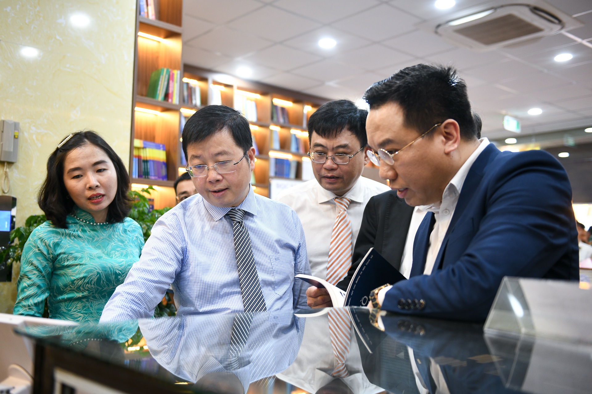 Khai mac Trien lam sach 55 nam thuc hien Di chuc Chu tich Ho Chi Minh hinh anh