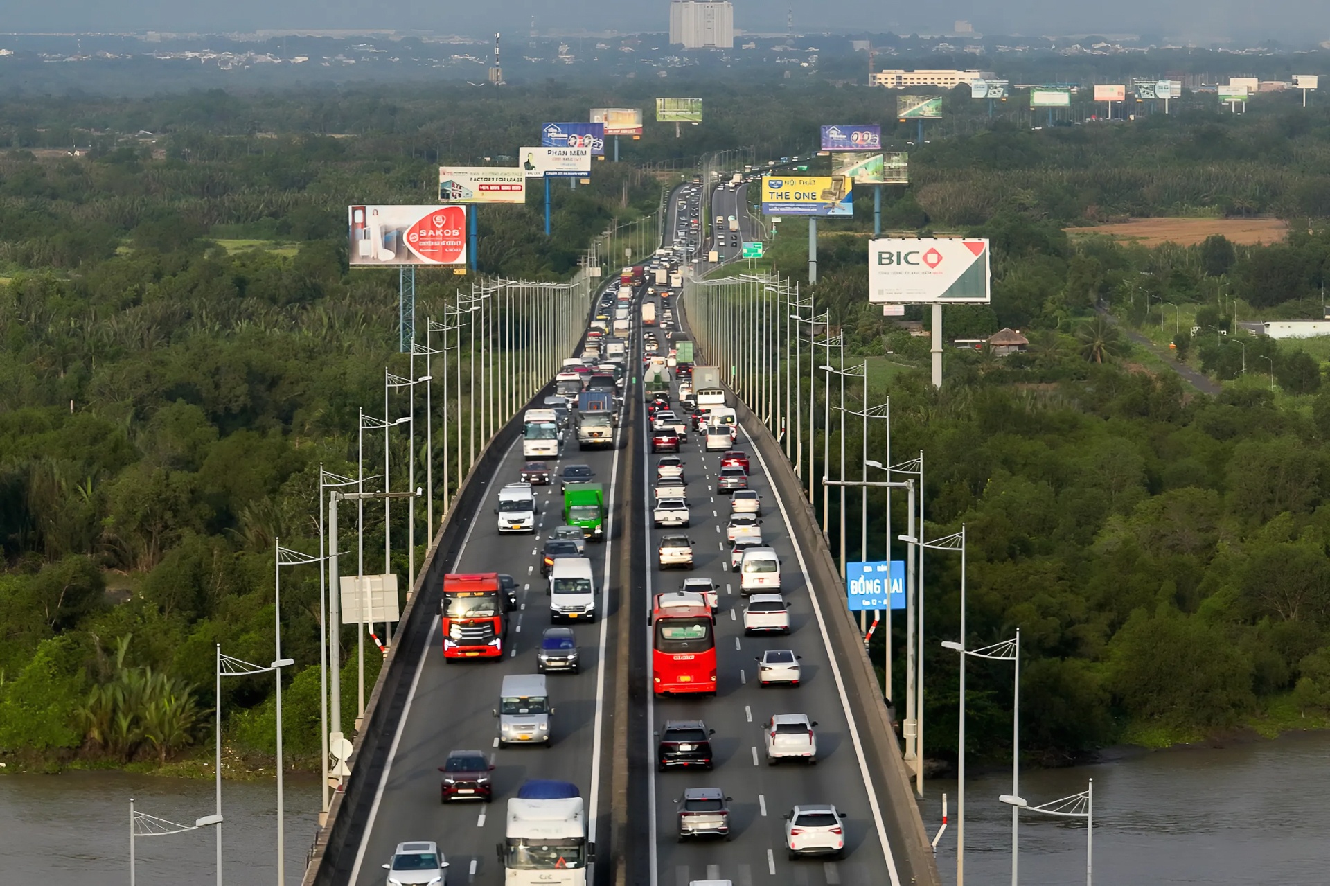 Cua ngo, san bay o TP.HCM un u truoc ky nghi le 2/9 hinh anh