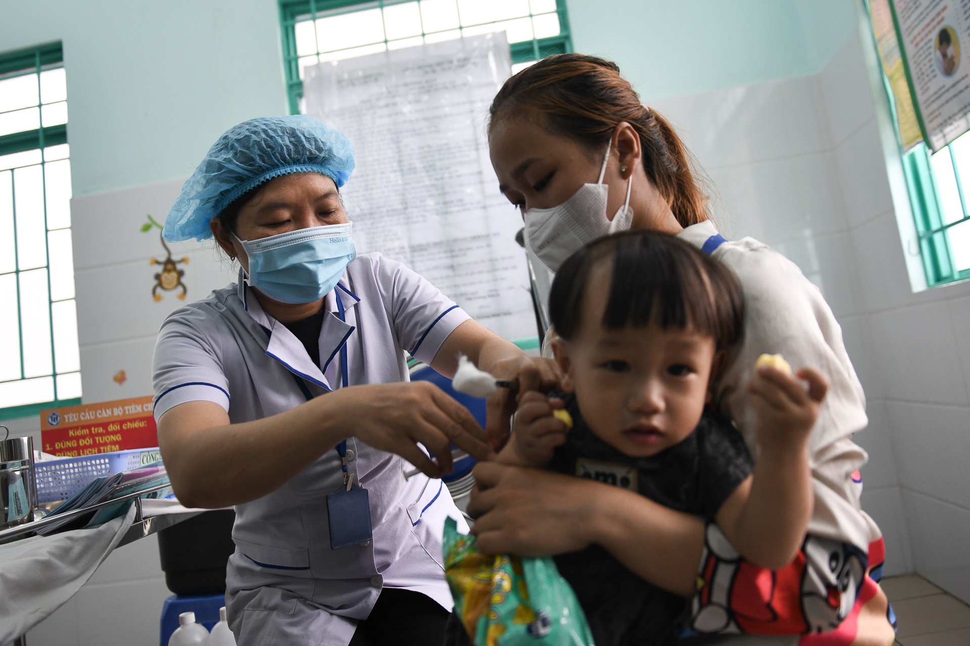 Gan 17.000 tre o TP.HCM duoc tiem vaccine soi sau 4 ngay hinh anh