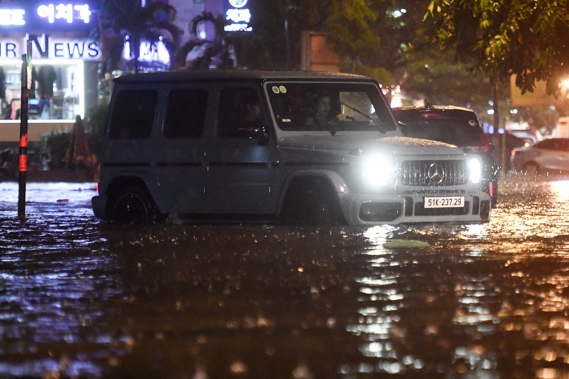 Khu vuc Thao Dien ngap 4 gio lien tuc sau con mua lon hinh anh