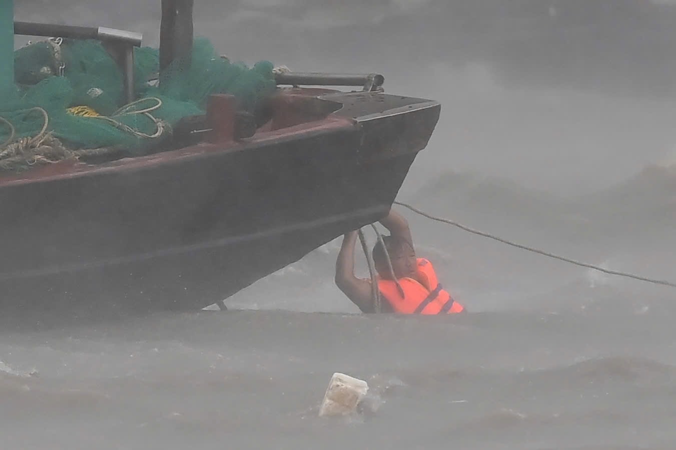 Bao Yagi quat dam thuyen, ngu dan vat lon voi song du o Quang Ninh hinh anh