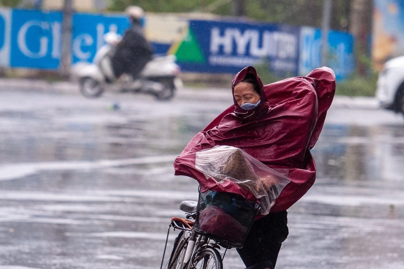 Nguoi dan Ha Noi chat vat truoc khi bao Yagi do bo hinh anh