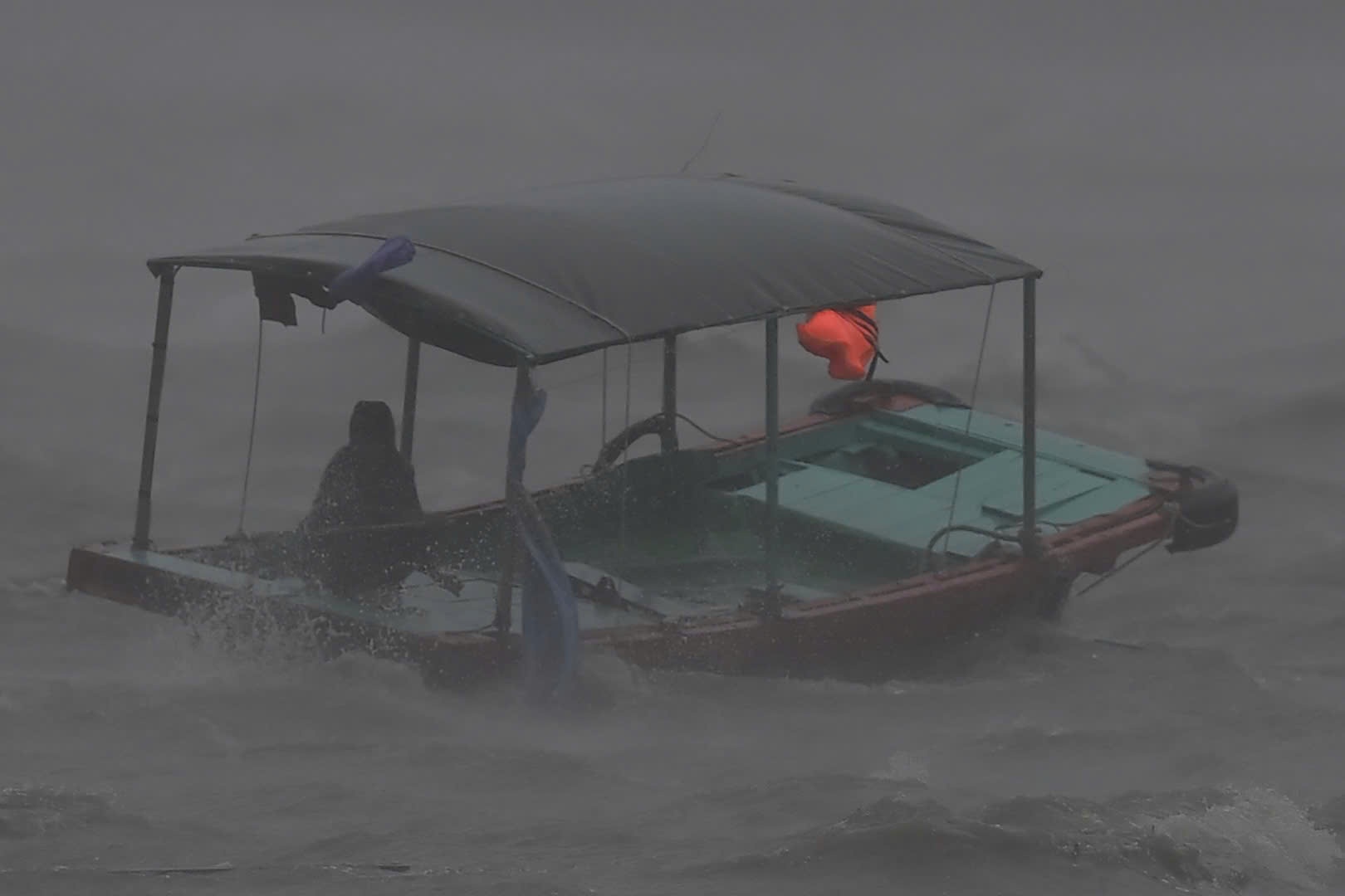 Hang loat thuyen, ghe bi bao Yagi danh chim o Quang Ninh hinh anh