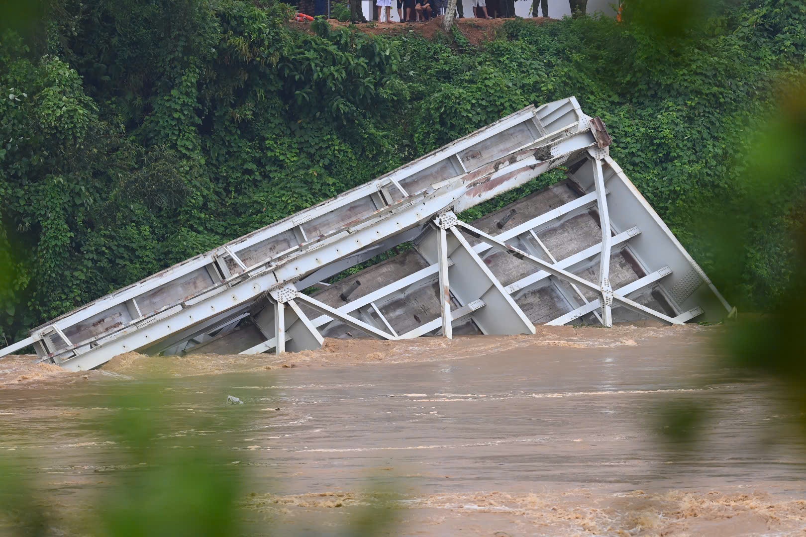 Can canh dong nuoc chay xiet duoi chan cau Phong Chau hinh anh