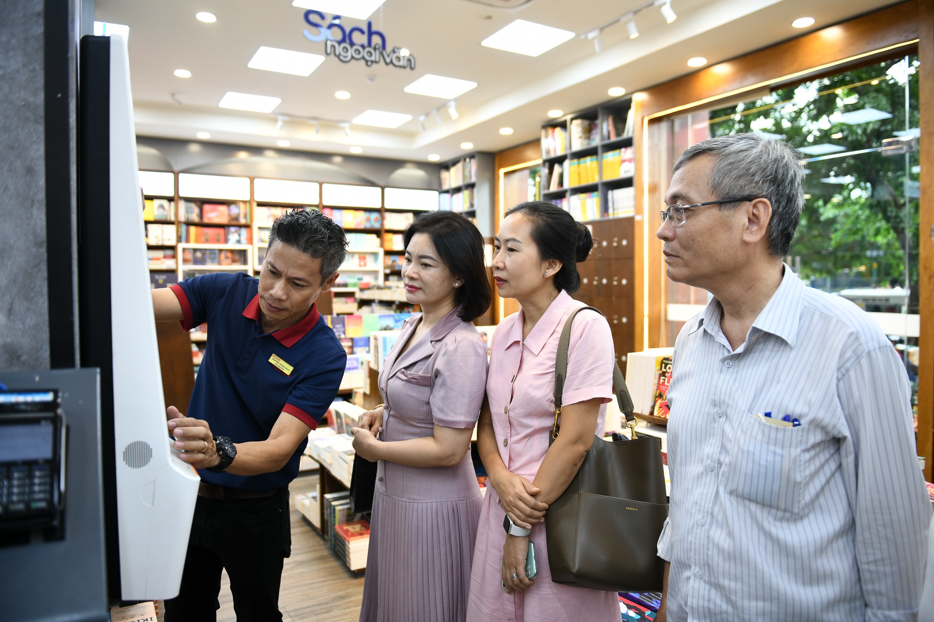 Doan cong tac Ban Tuyen giao TW khao sat cac don vi in, phat hanh sach hinh anh