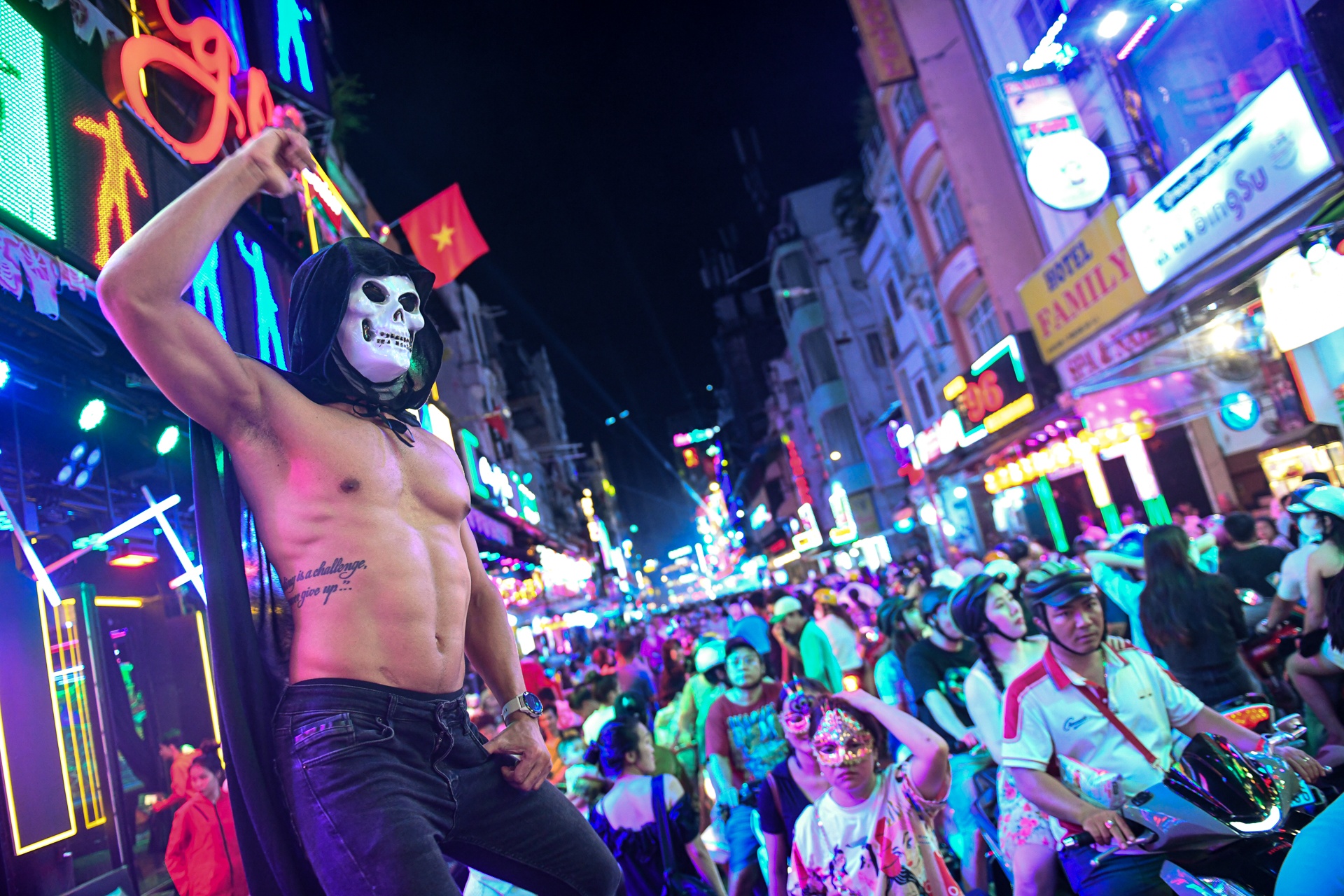 'Than chet' khoe than hinh 6 mui o pho Bui Vien dip Halloween hinh anh