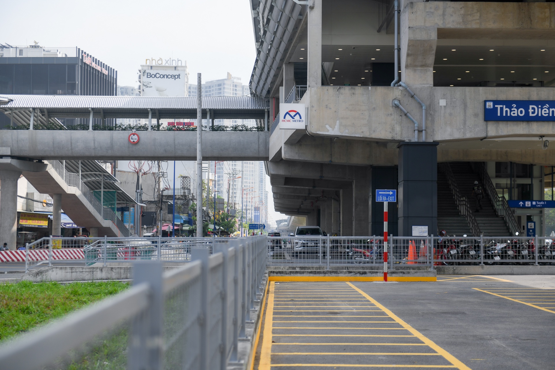 Can canh hang chuc bai giu xe tai cac nha ga metro so 1 TP.HCM hinh anh