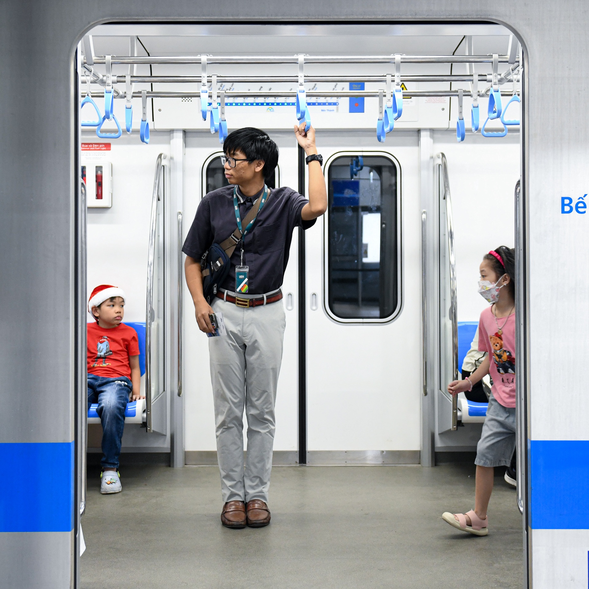 ô cửa tàu metro ảnh 2 o cua tau metro anh 2