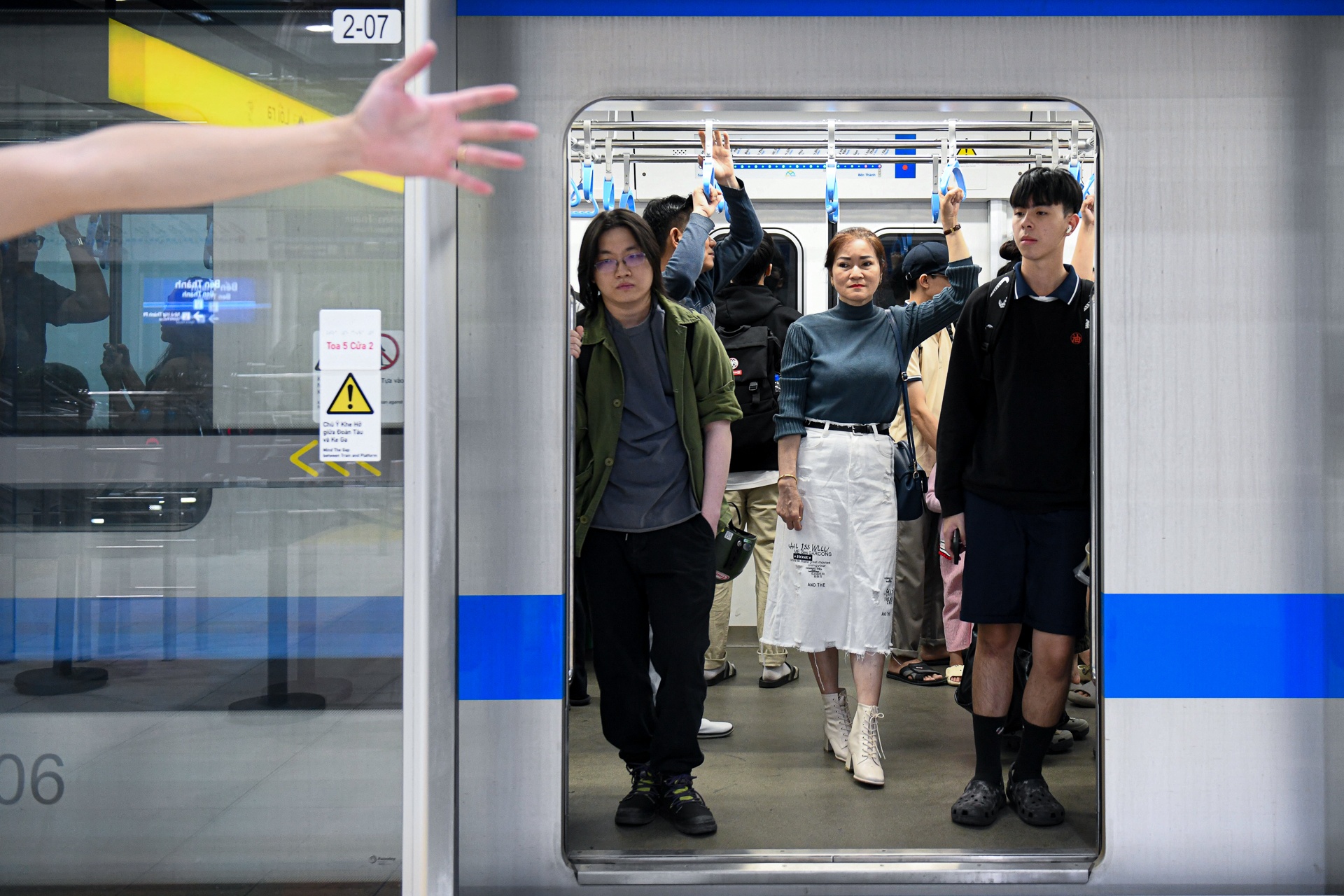 Nhung o cua tren tau metro so 1 hinh anh