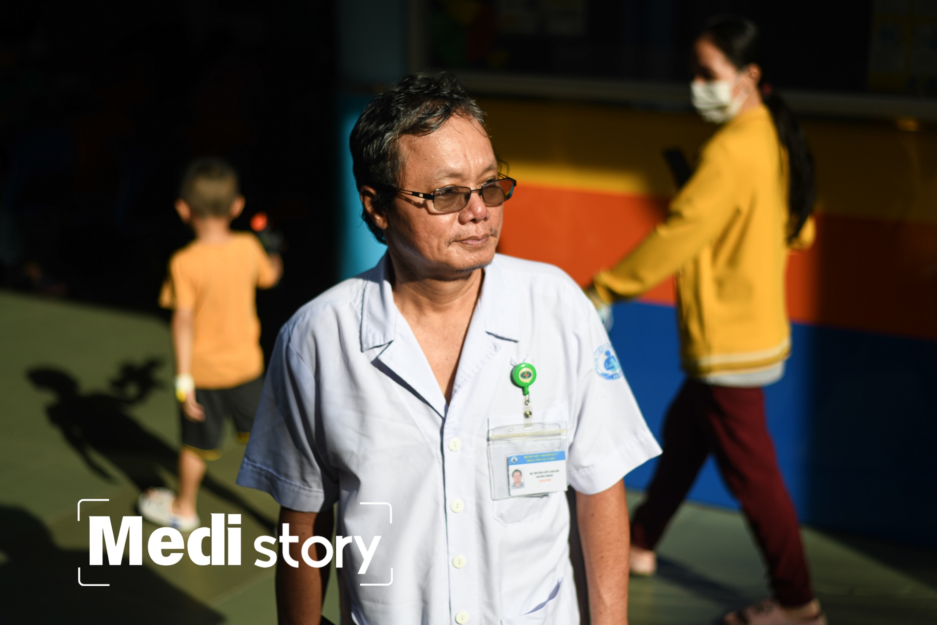 Mot ngay lam viec khi ve huu cua bac si Truong Huu Khanh hinh anh