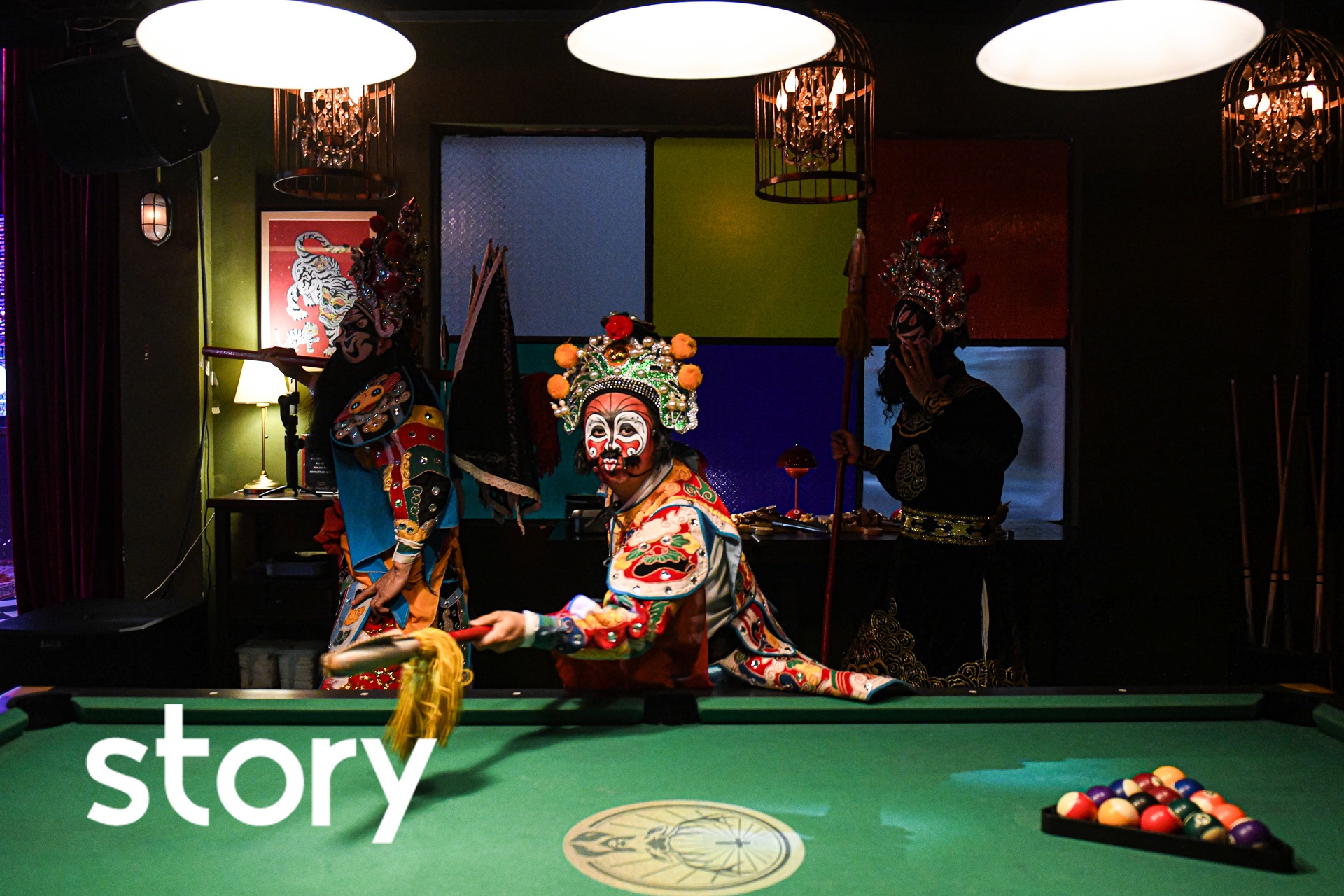 Mot ngay hat boi trong quan bar tai TP.HCM hinh anh