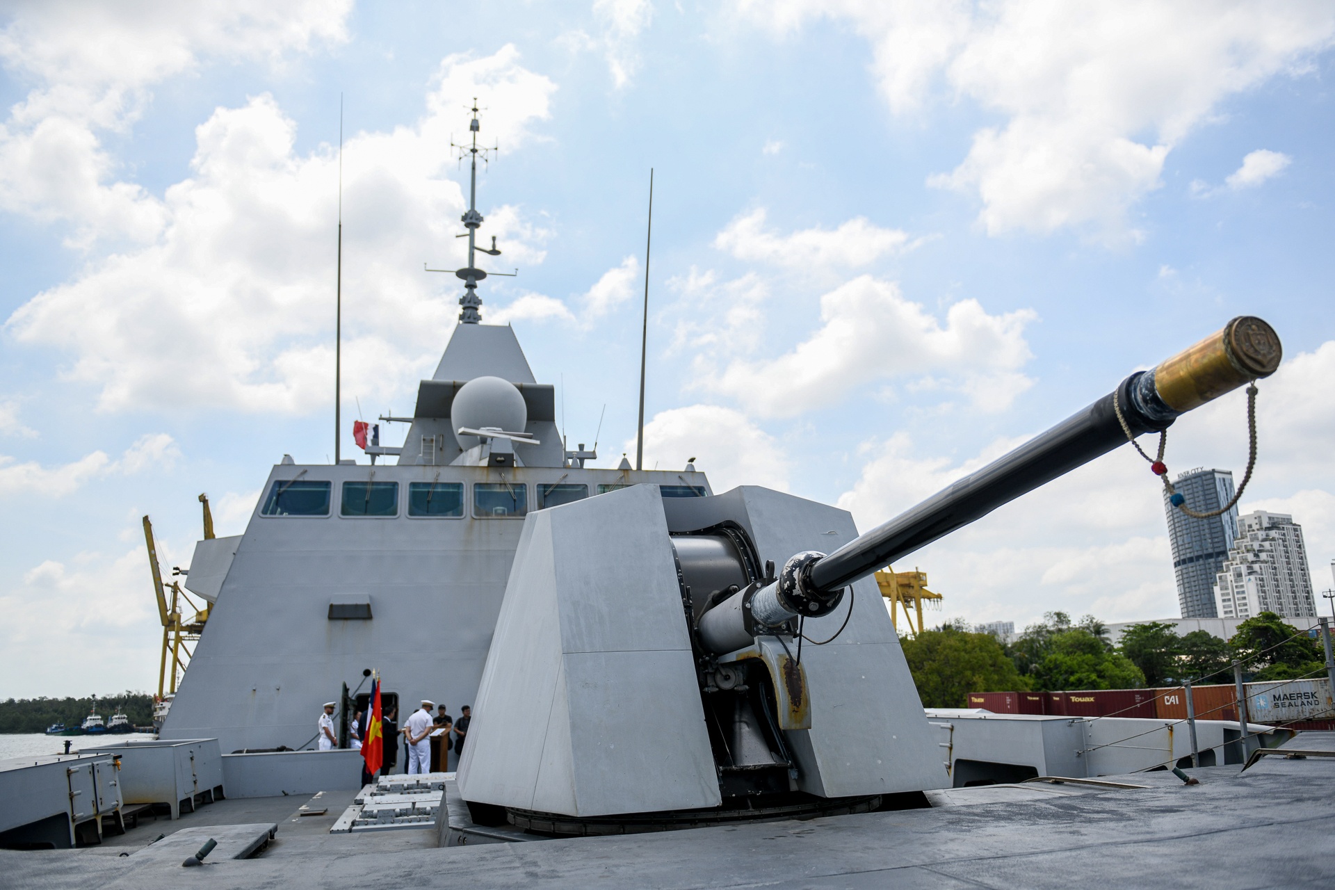 Can canh khi tai tren tau hai quan Phap tai cang TP.HCM hinh anh