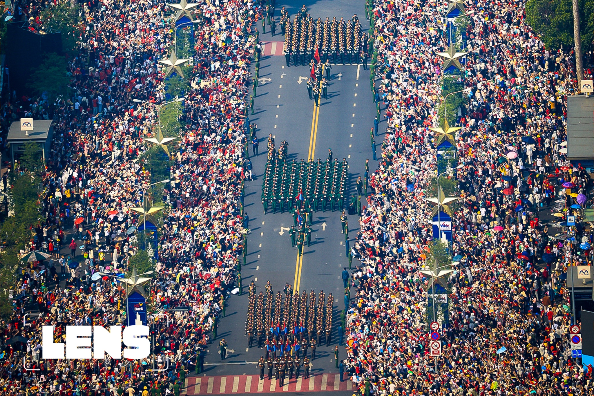 Ngay 30/4 ruc ro o TP.HCM hinh anh