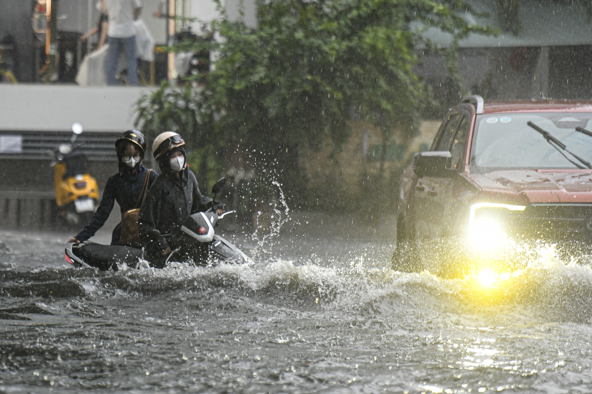 Mua ngap lut banh xe, nguoi dan TP.HCM vat lon giua dong nuoc hinh anh