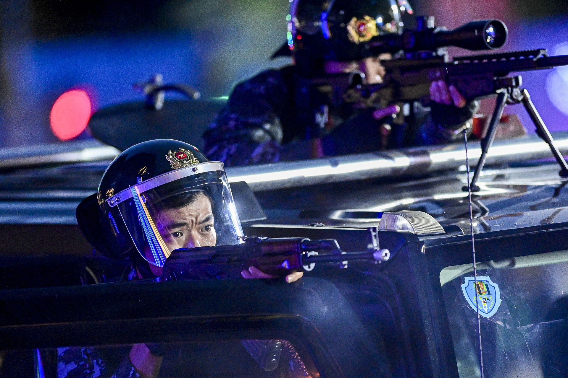 Nguoi dan TP.HCM phan khich truoc cac man dien tap chong khung bo hinh anh