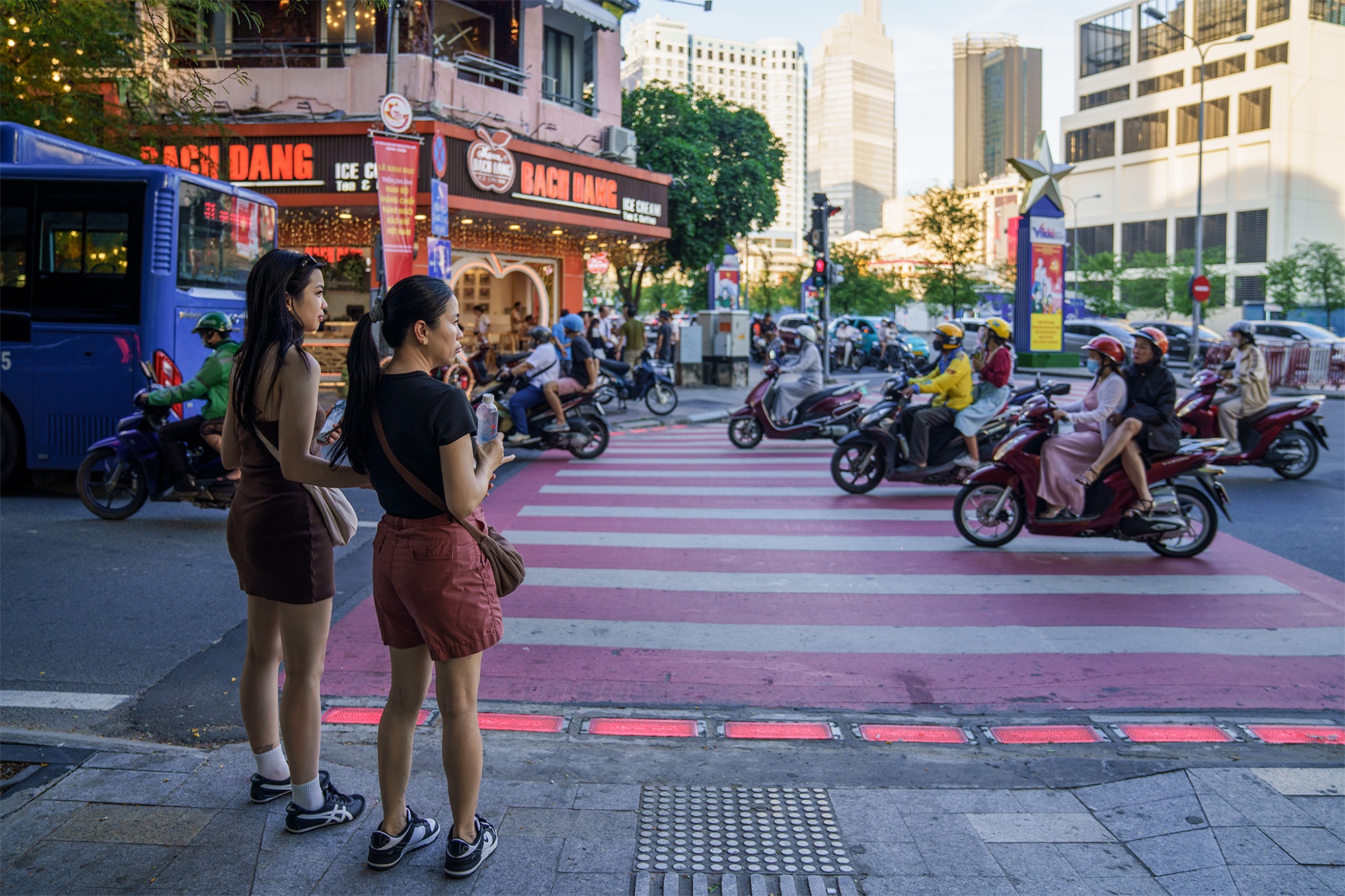 Giong nhieu thanh pho o chau Au, TP.HCM co den via he cho nguoi di bo hinh anh