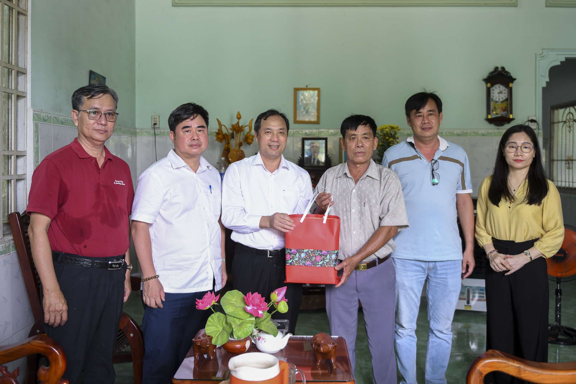 tap chi Cong San anh 11