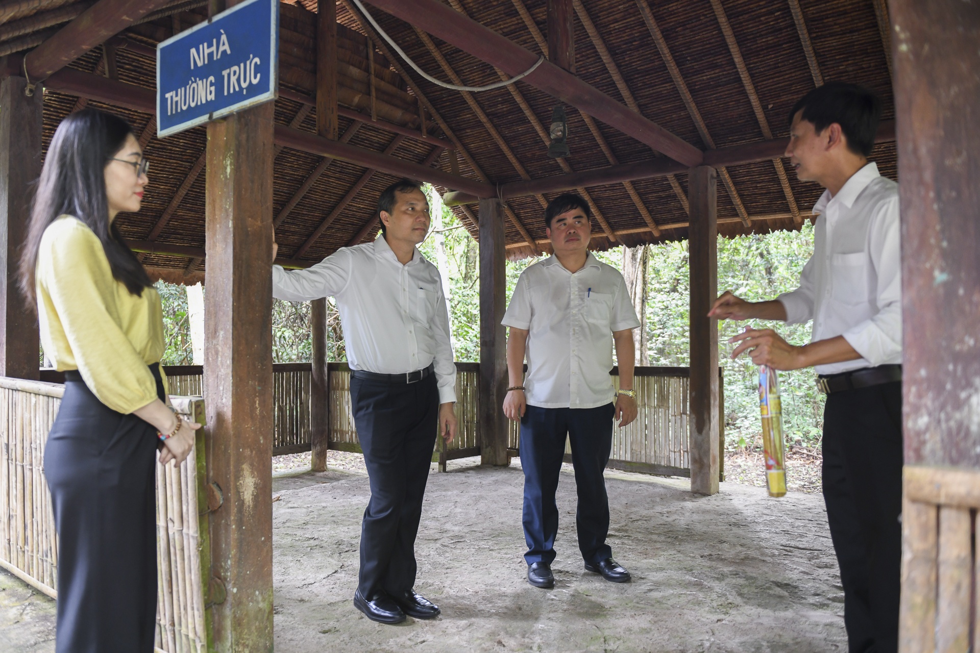 tap chi Cong San anh 17