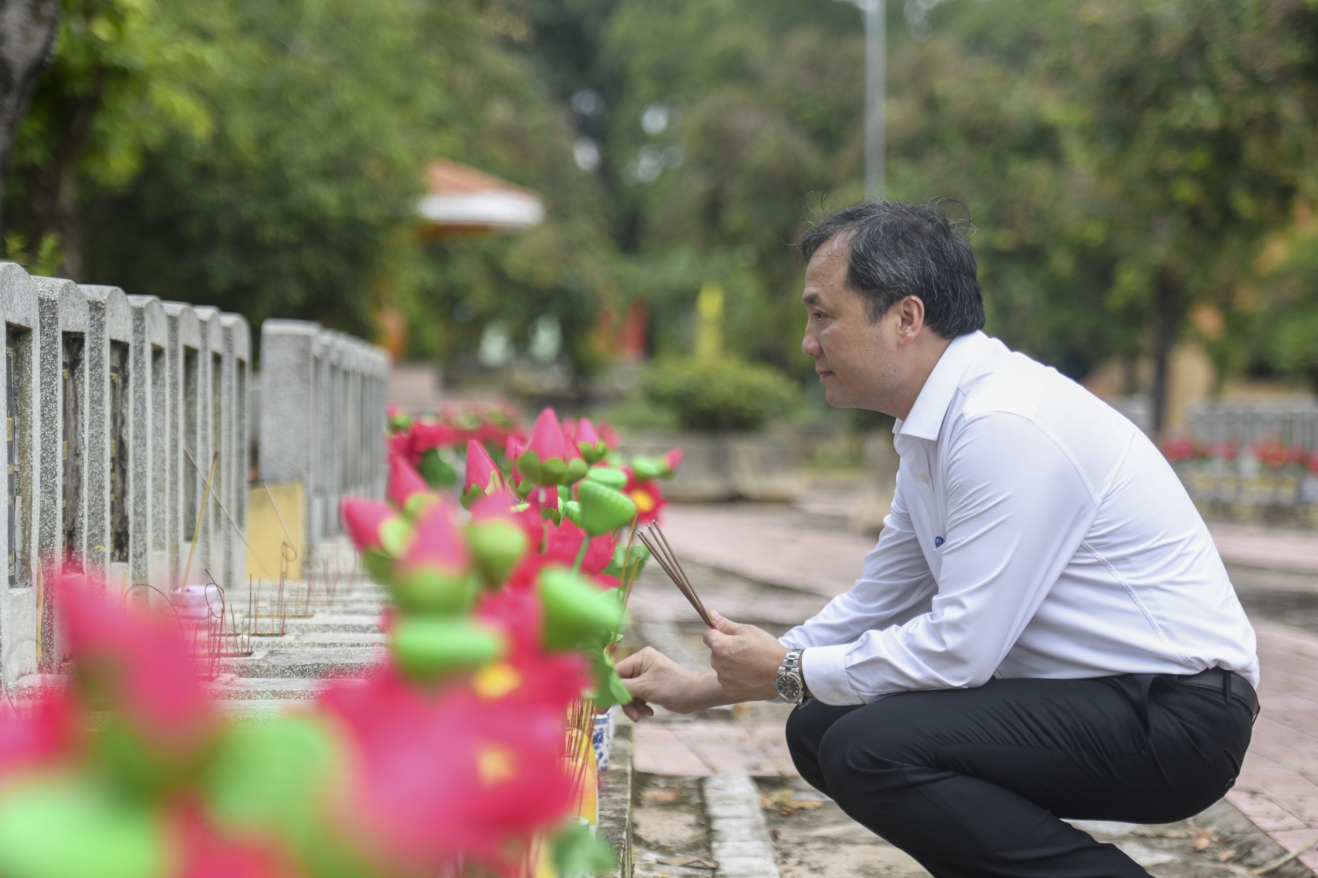 Doan Tap chi Cong san dang huong tai Nghia trang liet si Doi 82 hinh anh