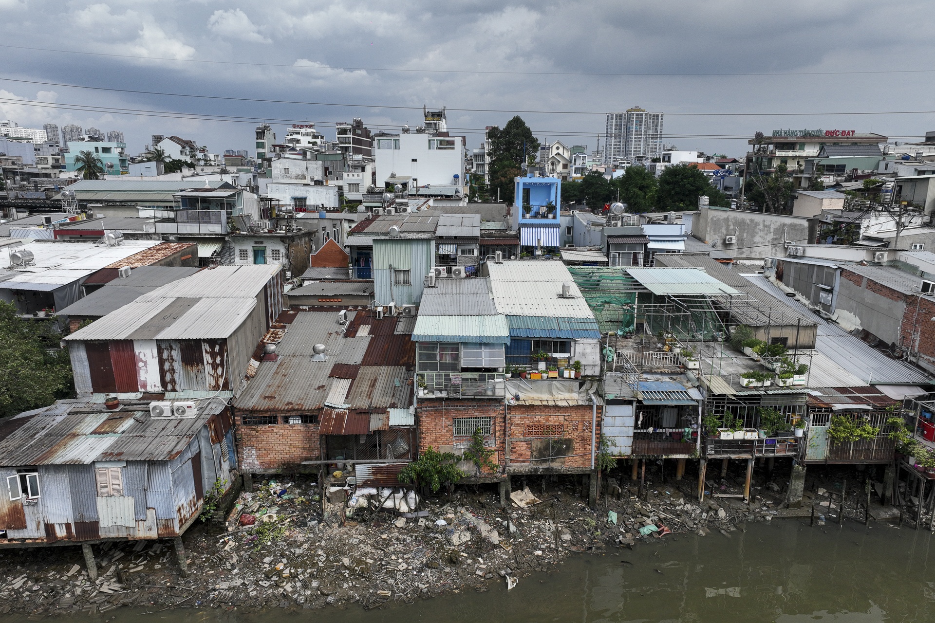 Hien trang gan 15.000 nha ven kenh o TP.HCM chuan bi duoc di doi hinh anh