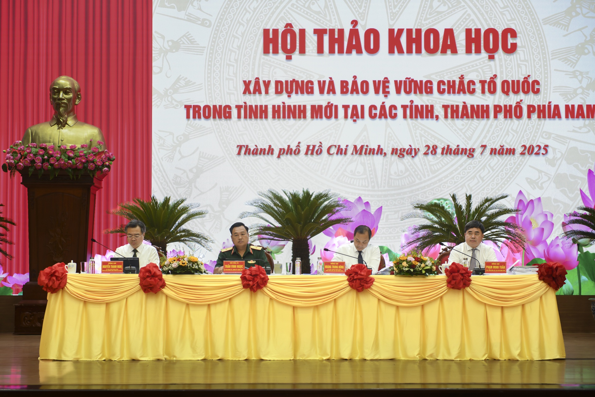 Toan canh Hoi thao Xay dung va Bao ve vung chac To quoc hinh anh