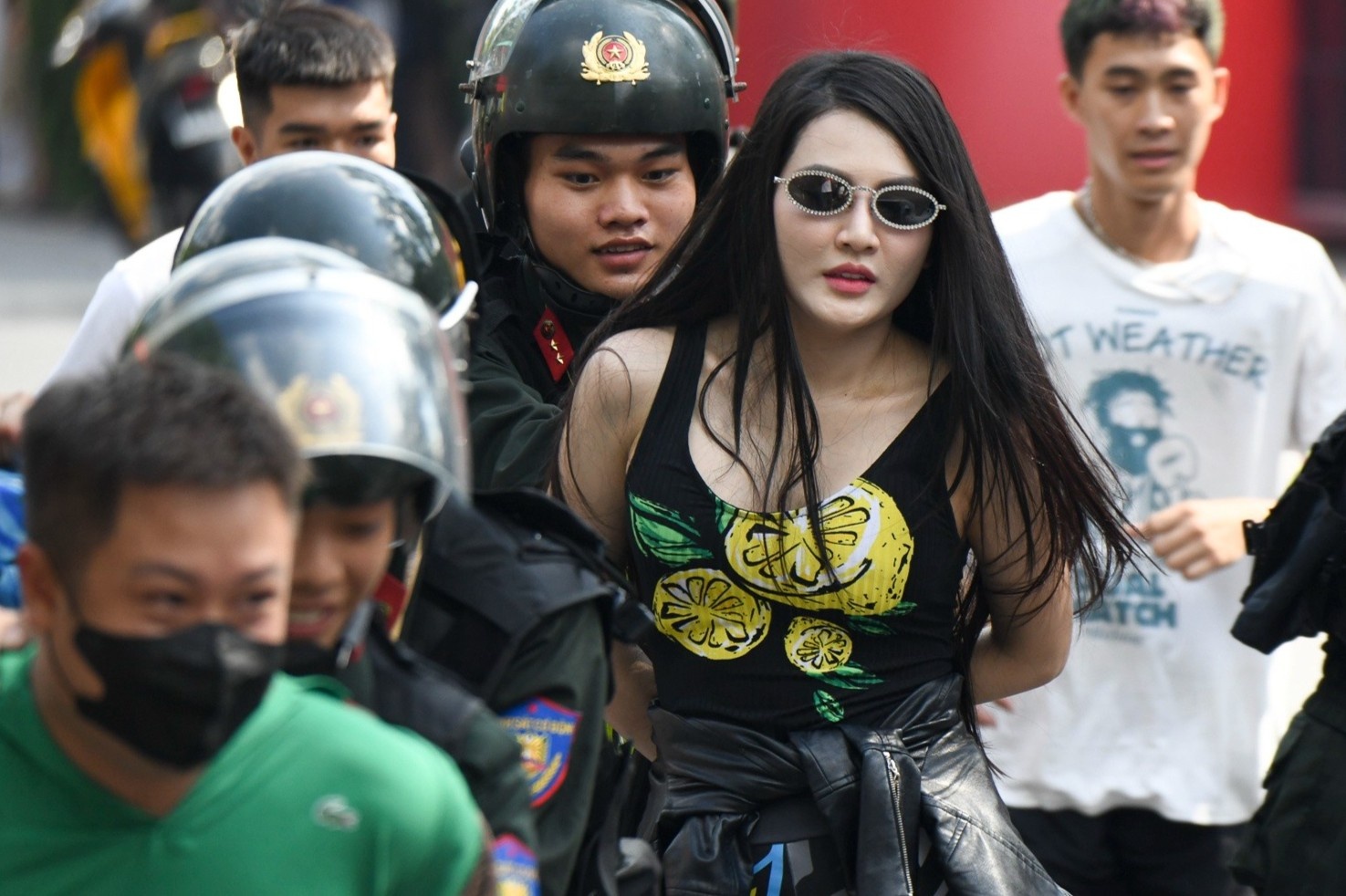 Cong an bieu dien vo thuat, tran ap quai xe tai ho Guom hinh anh