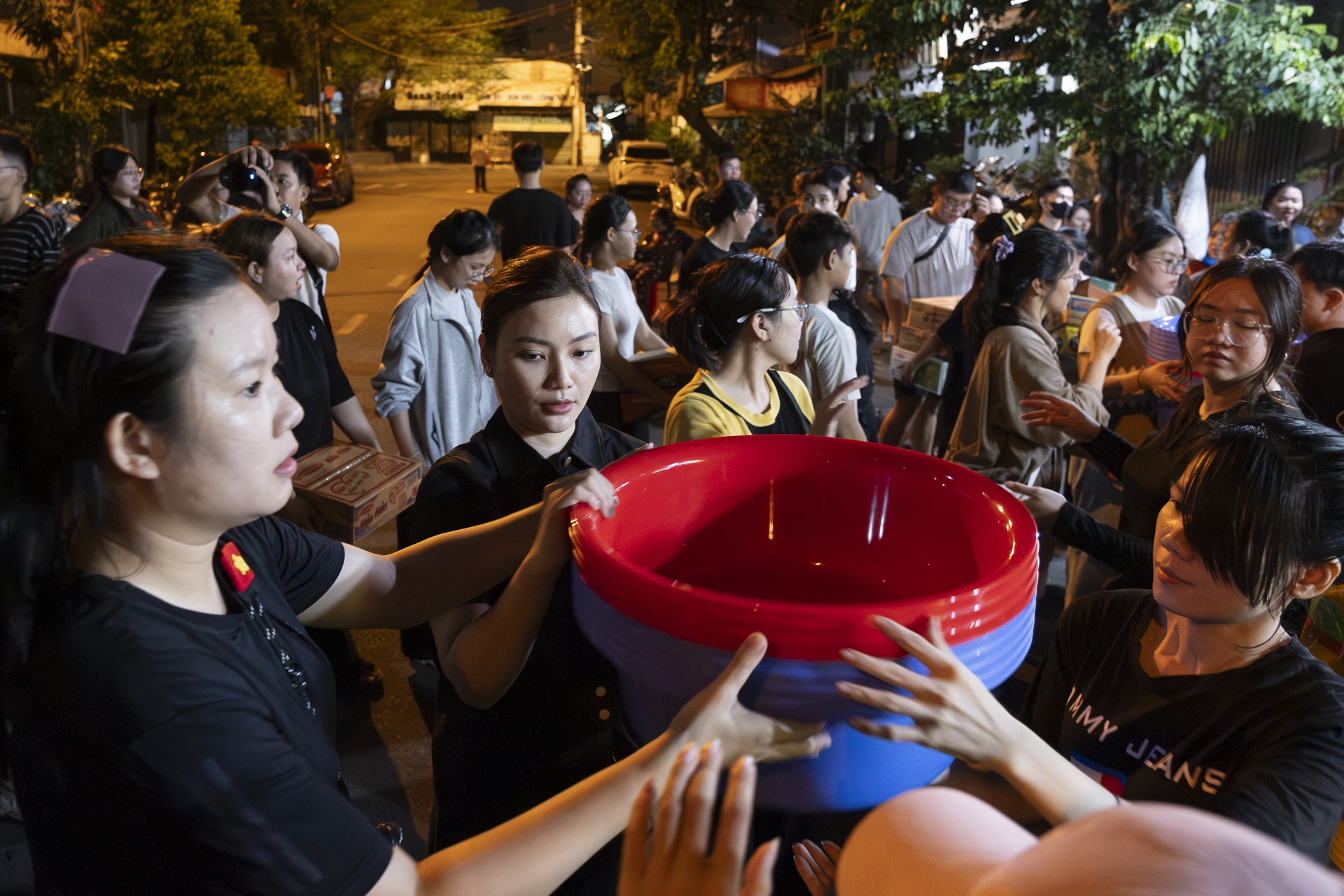 Chuyen xe dem cho 30 tan hang tu TP.HCM ra mien Trung cuu tro vung lu hinh anh