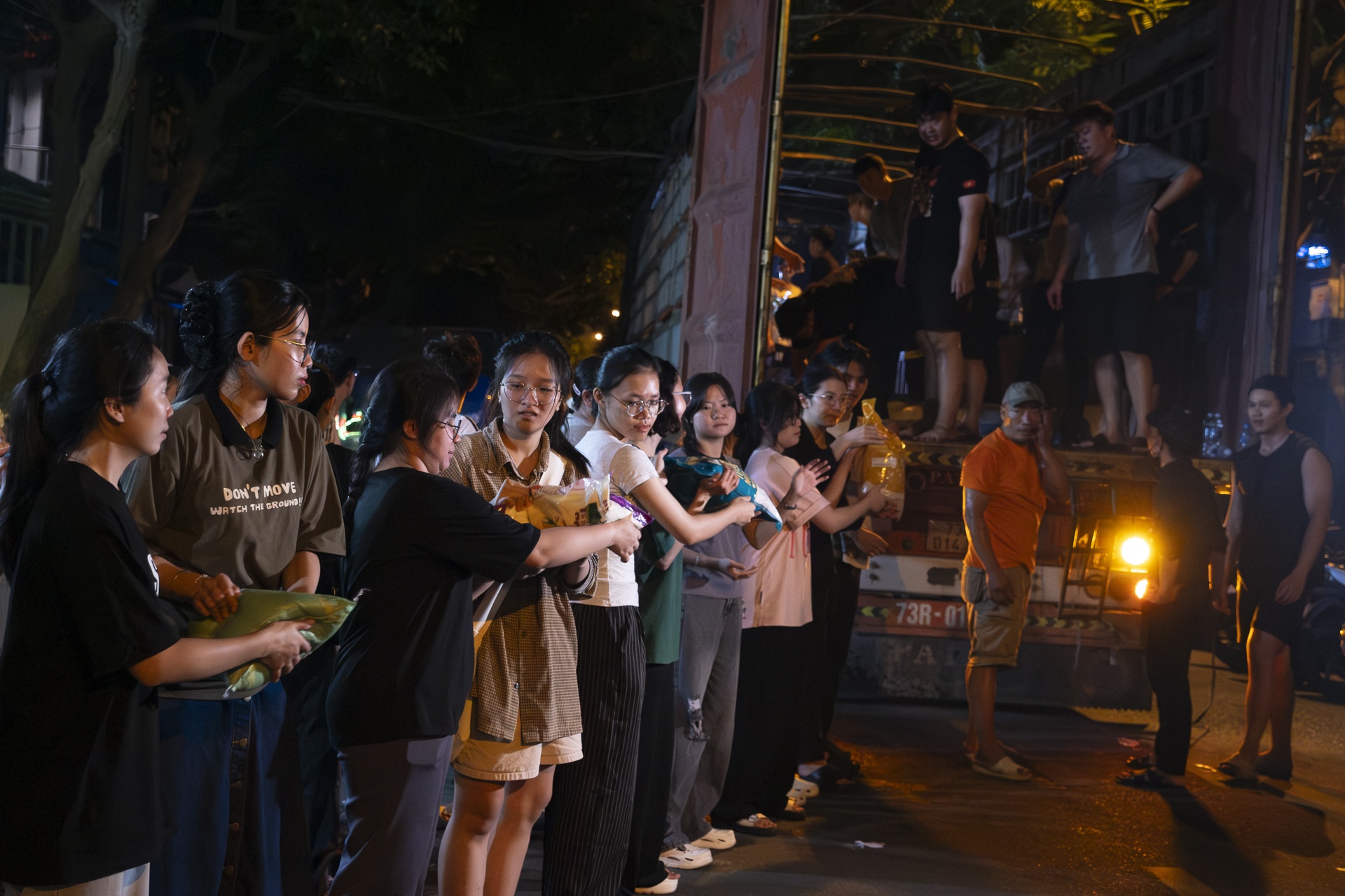 Chuyen xe dem cho 30 tan hang tu TP.HCM ra mien Trung cuu tro vung lu hinh anh