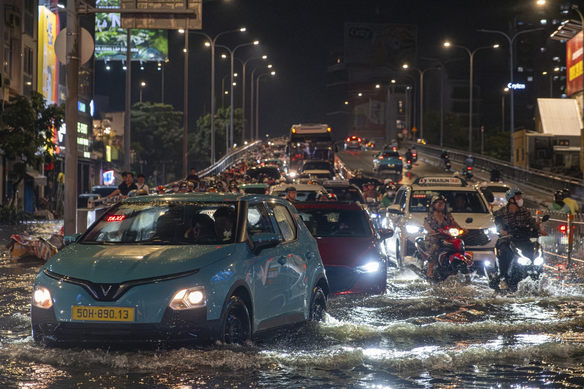 Trung tam TP.HCM ngap nang, giao thong hon loan hinh anh