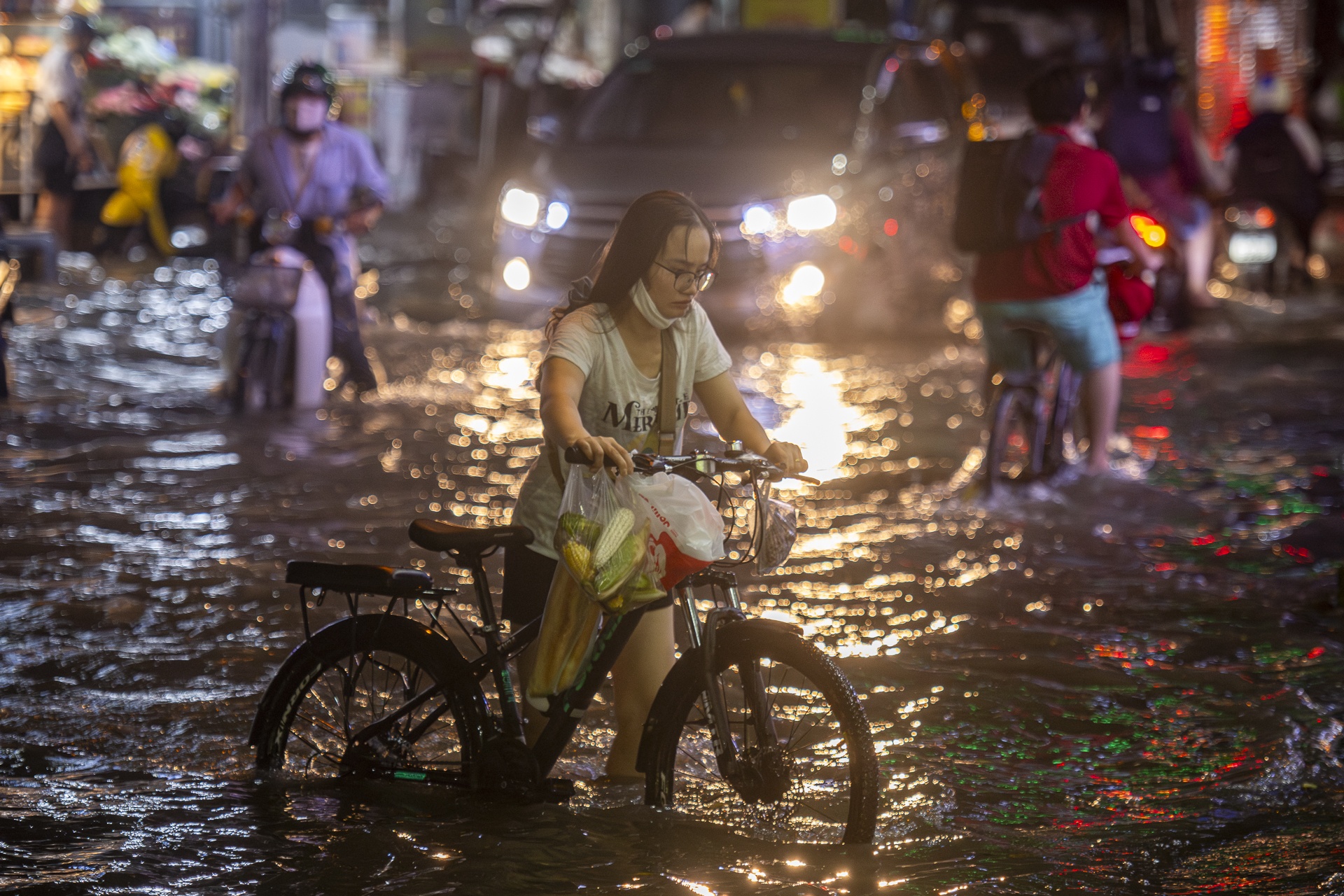Trieu cuong gay ngap nang, nguoi dan TP.HCM loi nuoc ve nha hinh anh
