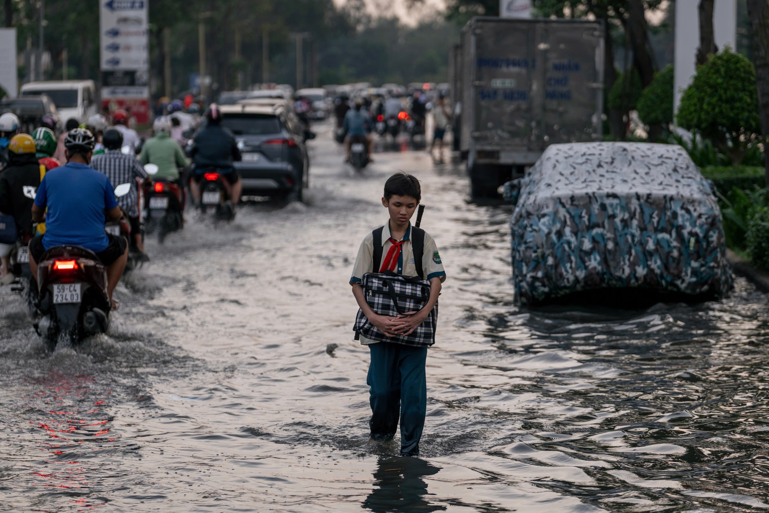 Trieu cuong dang cao, hoc sinh o TP.HCM loi nuoc ve nha sau gio hoc hinh anh