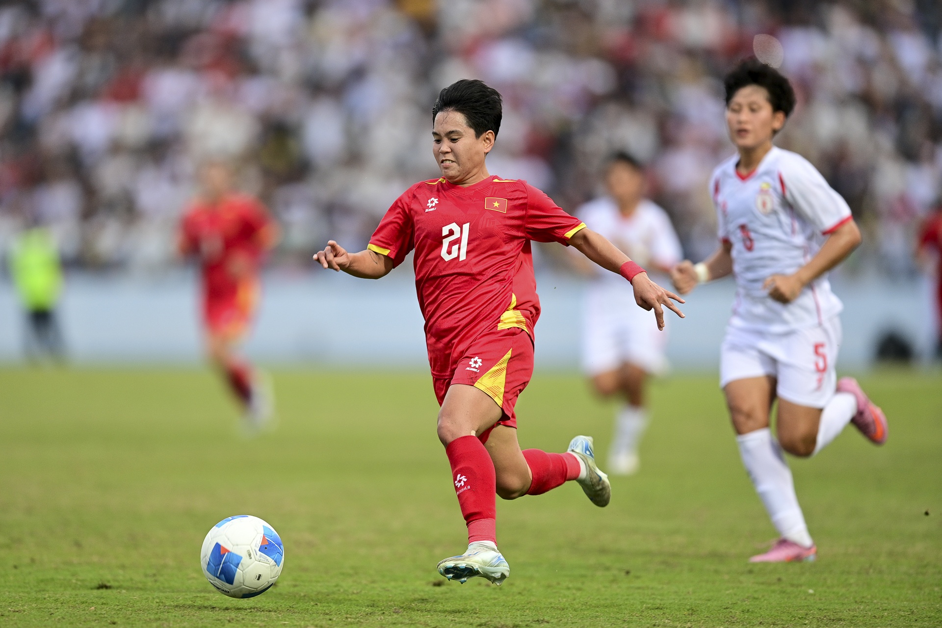 Nu tien ve cao 1,53 m 'lam chu' tran Viet Nam - Myanmar hinh anh