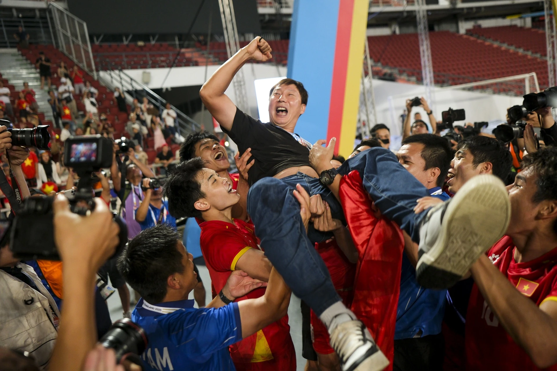 HLV Kim Sang-sik noi gi voi cau thu sau khi bi Thai Lan dan 2 ban? hinh anh