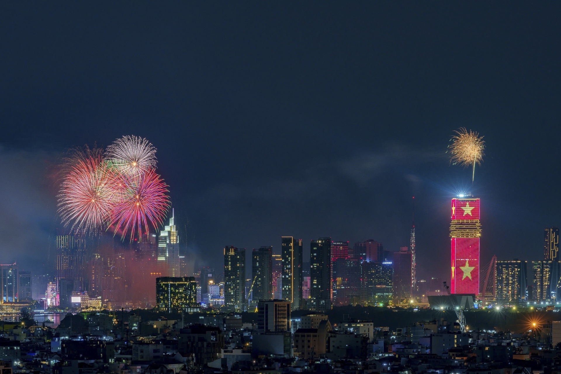 Phao hoa ruc sang Ha Noi, TP.HCM mung nam moi 2026 hinh anh