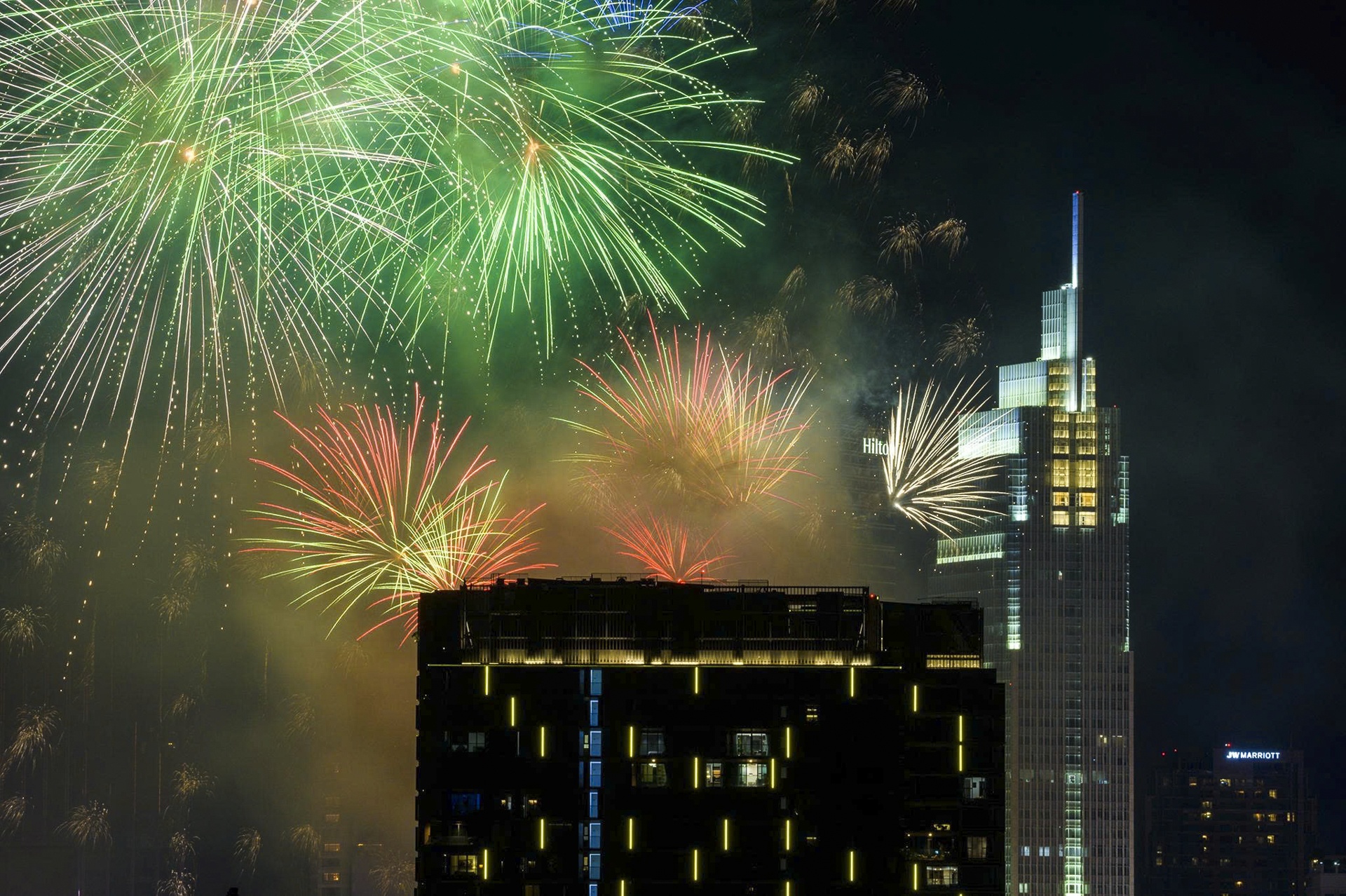 Phao hoa ruc sang Ha Noi, TP.HCM mung nam moi 2026 hinh anh