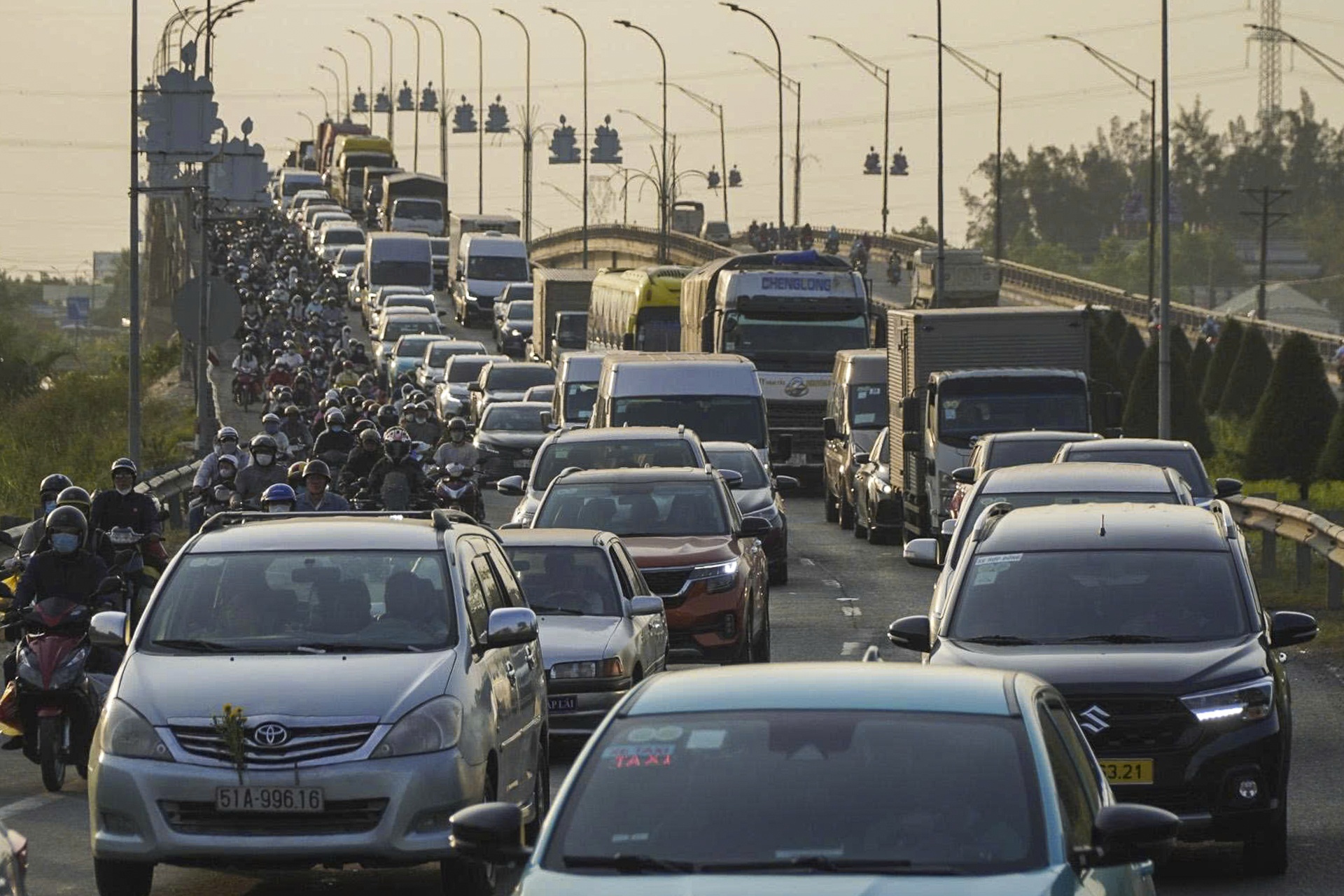 Xe co noi duoi nhau tu cua ngo phia Tay vao TP.HCM sau nghi le hinh anh