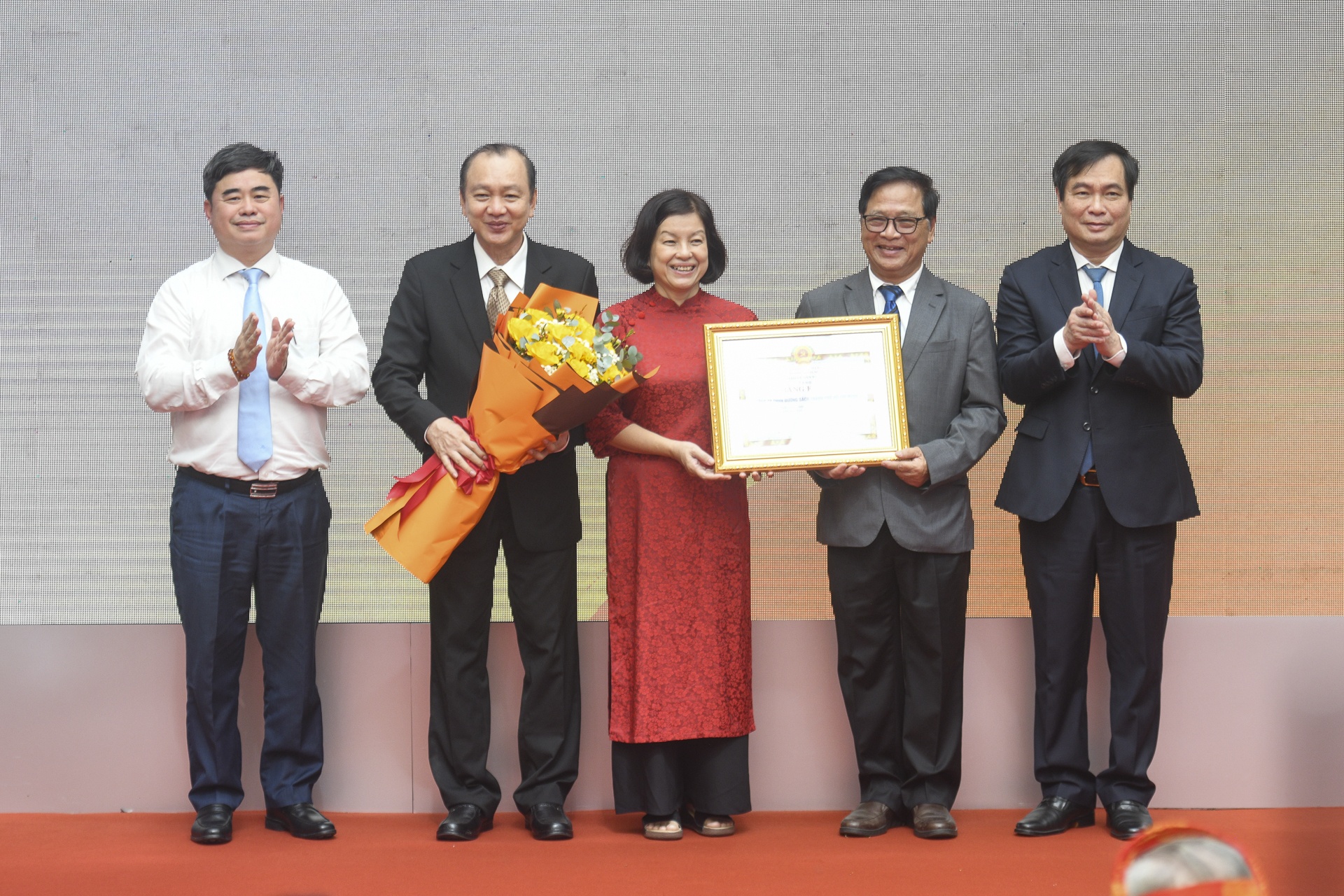 10 nam van hoa doc lan toa tu nhung buoc chan tren Duong sach TP.HCM hinh anh