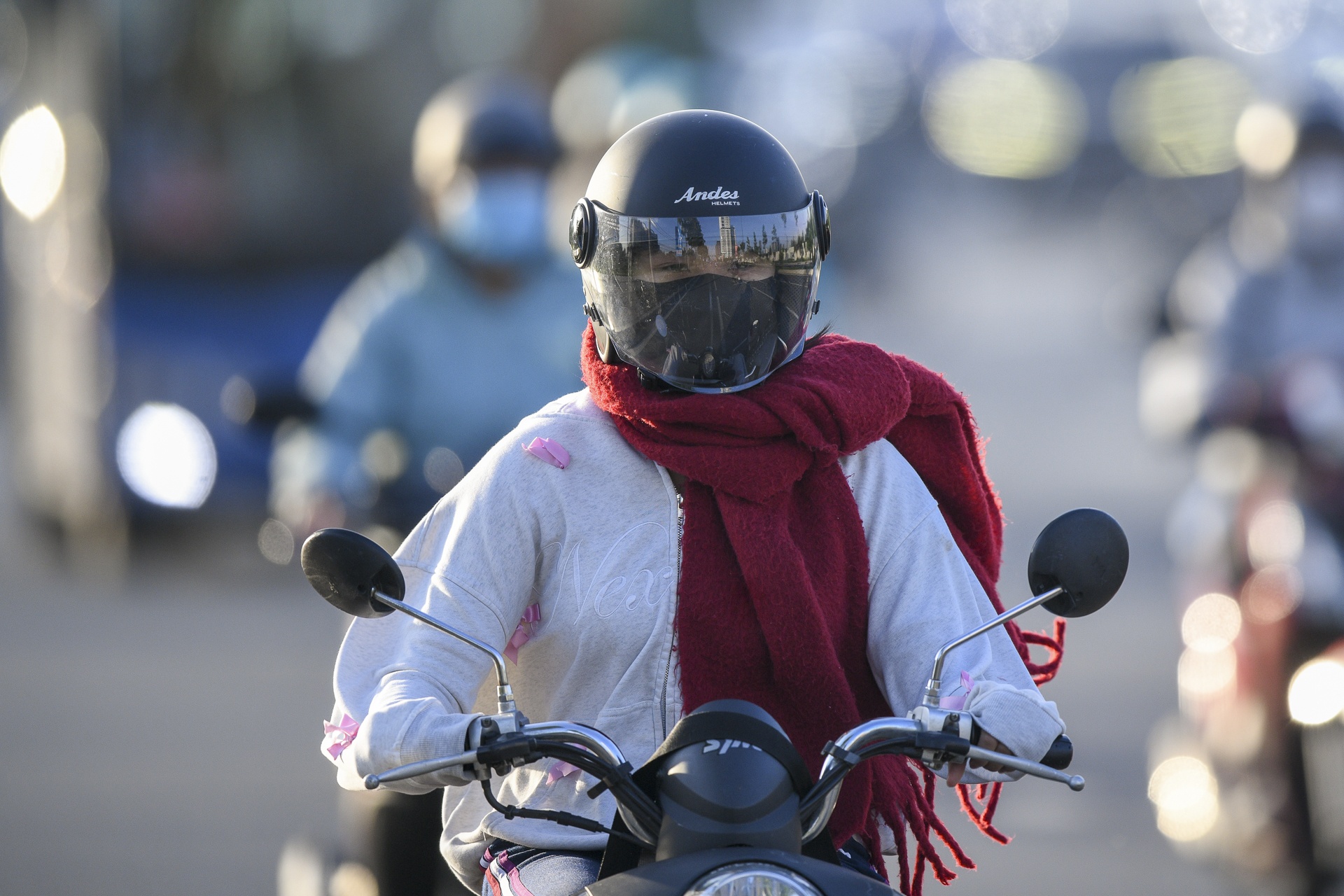 Nguoi dan TP.HCM trong buoi sang 17 do C hinh anh