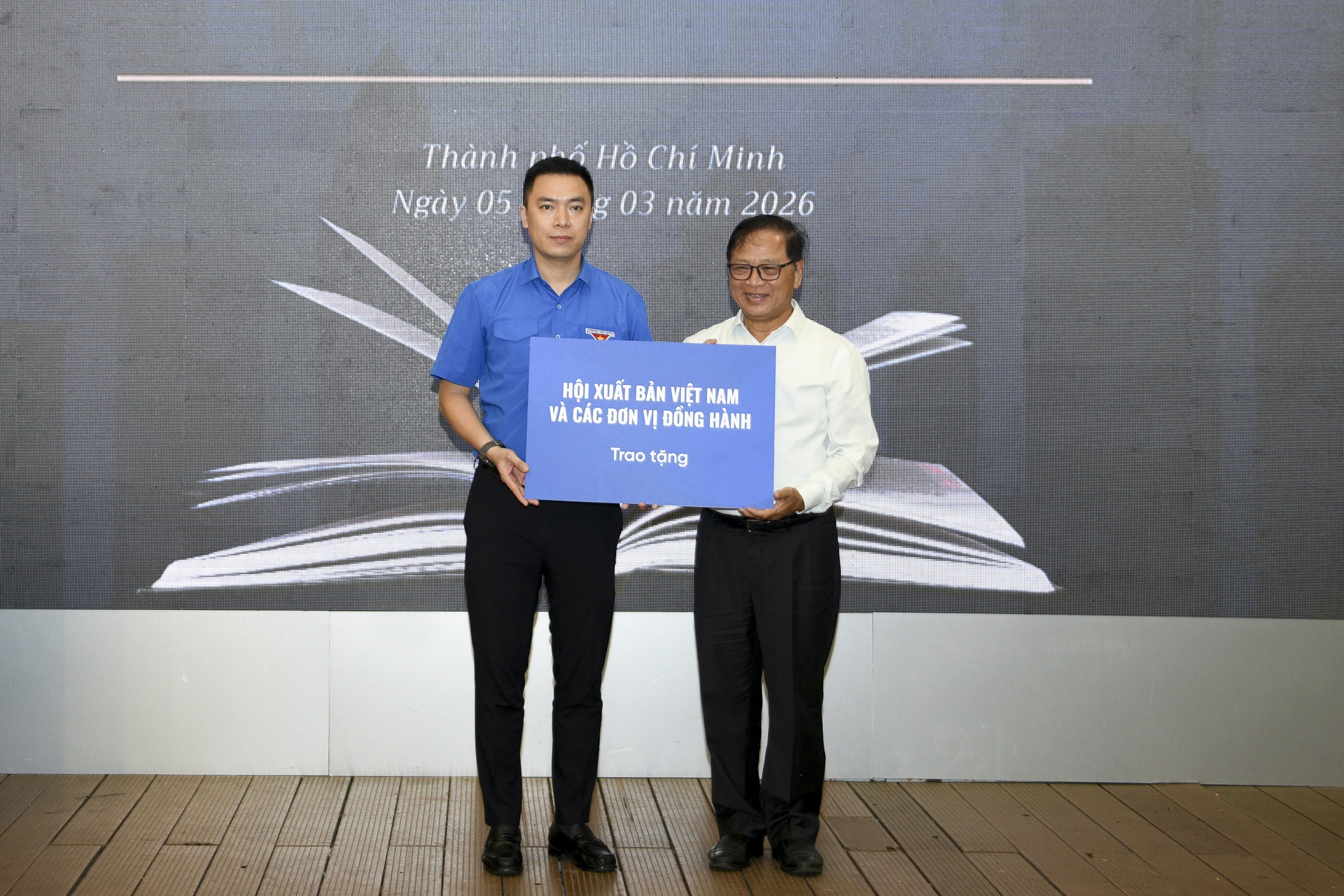 Tu sach thieu nhi anh 13