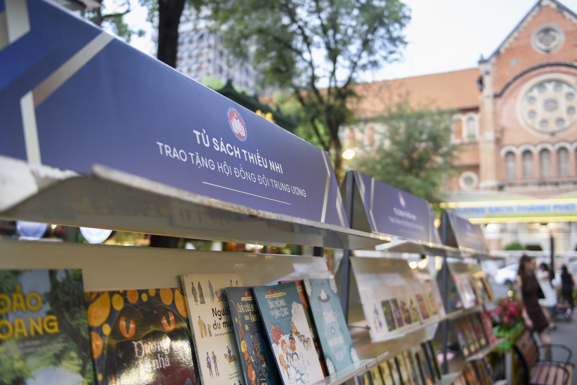 Tu sach thieu nhi anh 14