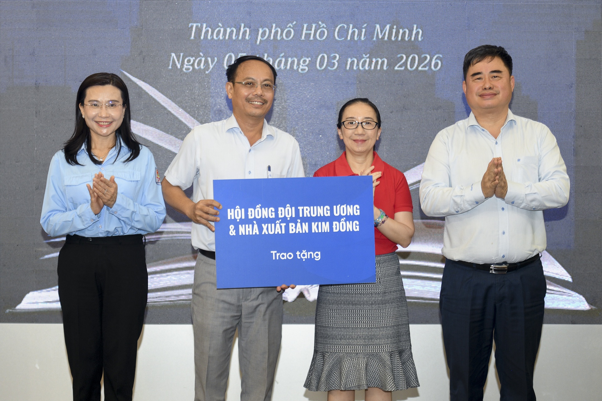 Hoi Xuat ban trao tang Tu sach thieu nhi hinh anh