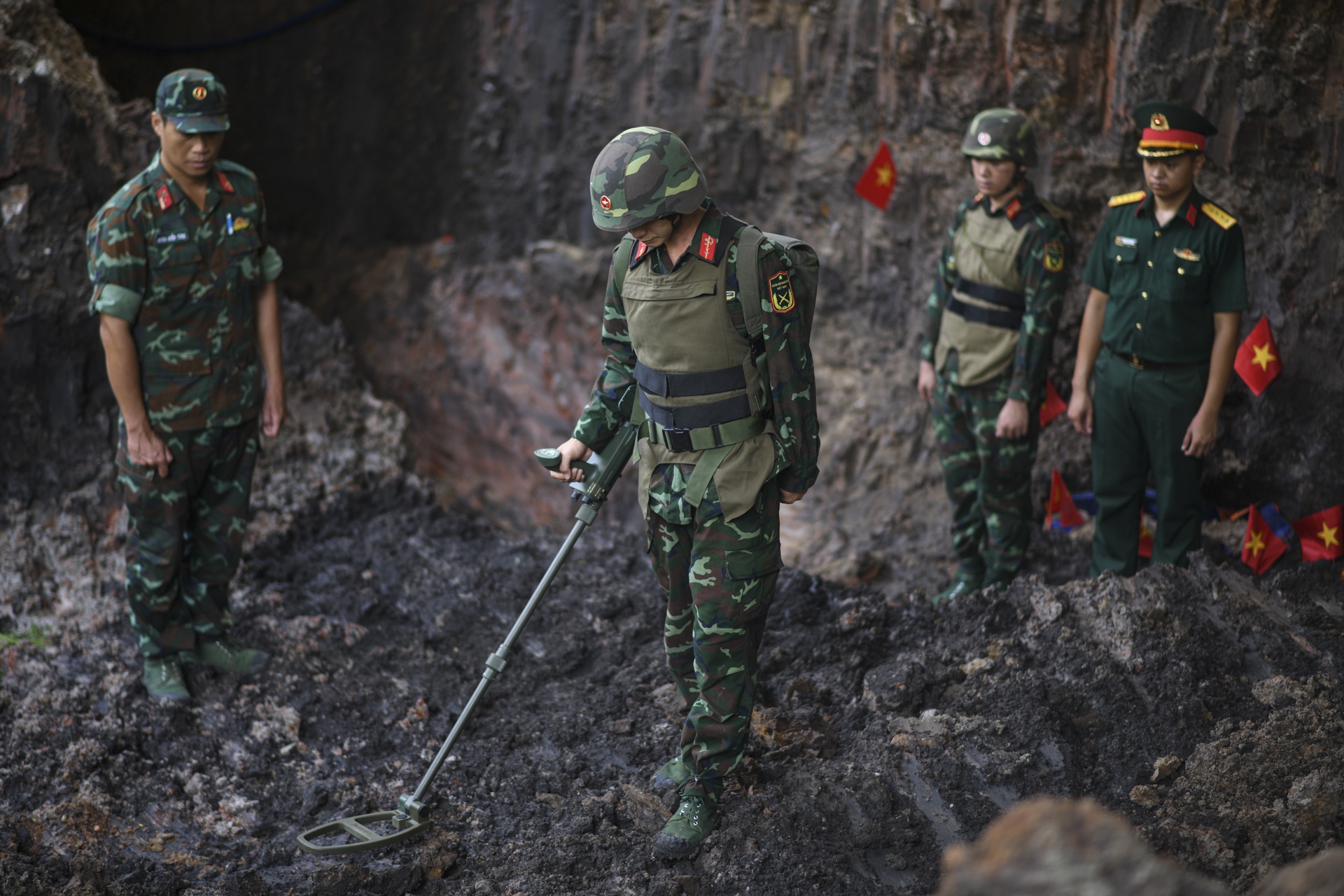 Quan doi gap rut mo rong ranh mo tim hai cot o cong vien Le Thi Rieng hinh anh