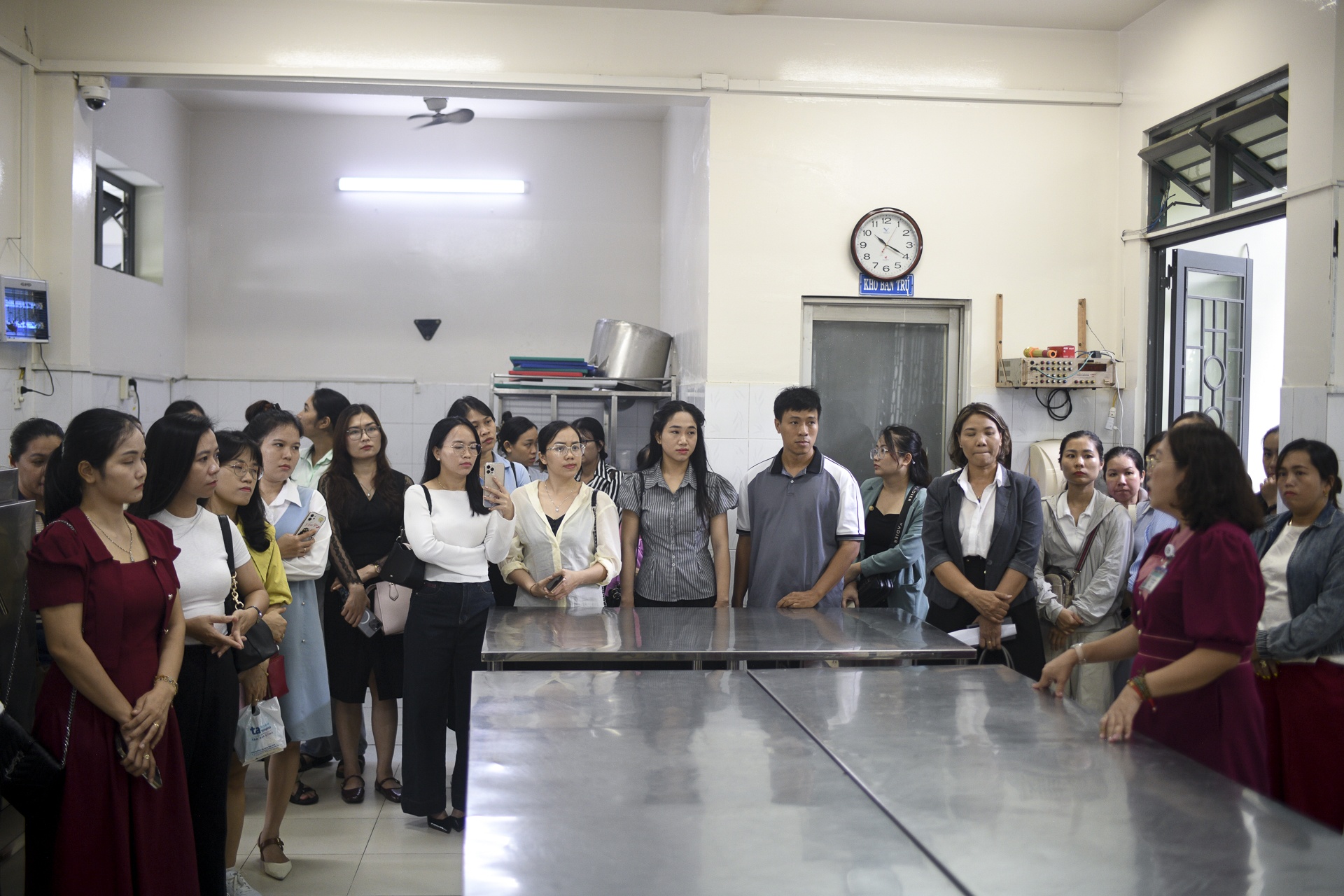 b&aacute;n tr&uacute; ảnh 2