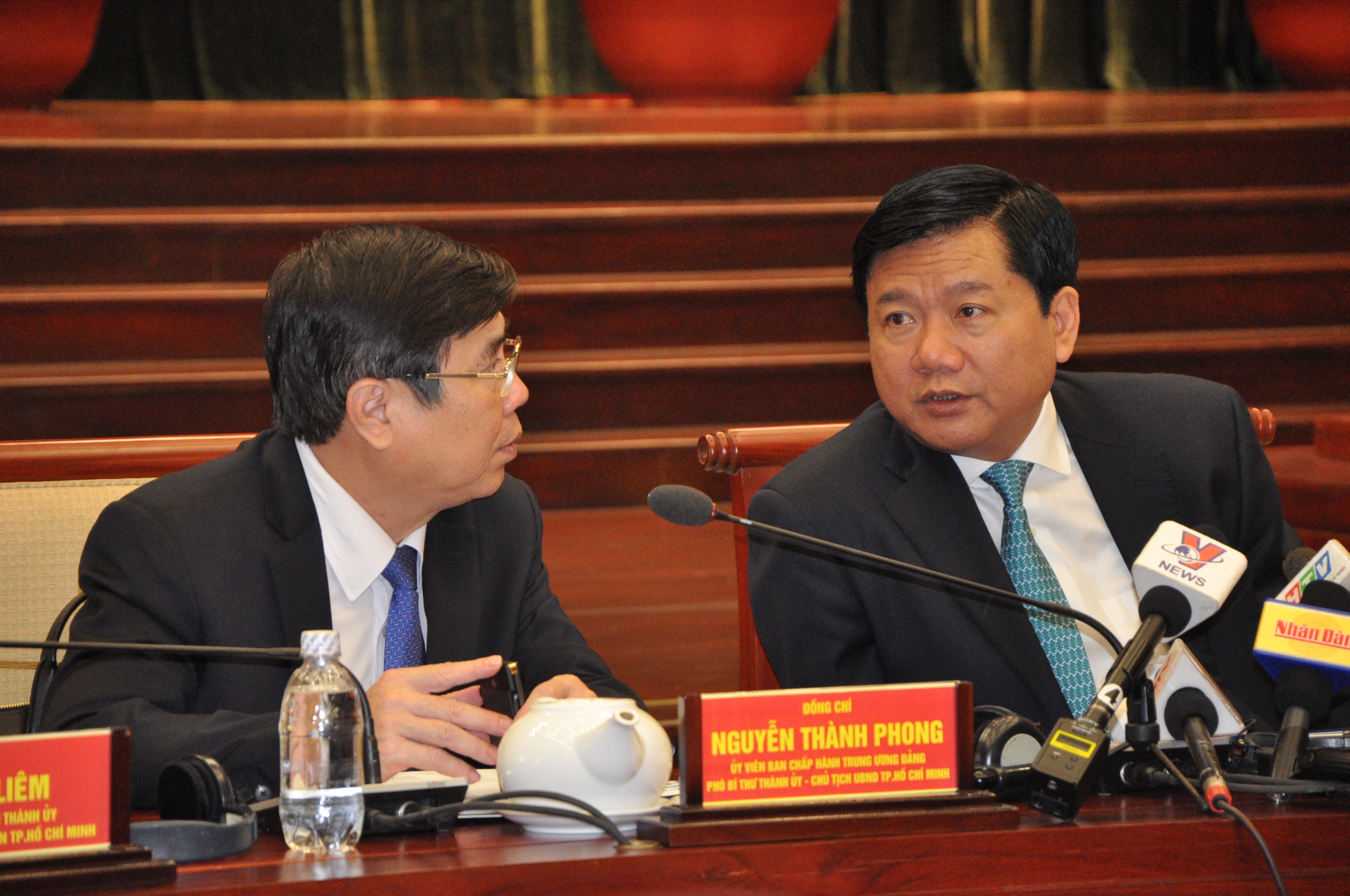 Bi thu Thang truy lanh dao hai quan TP HCM hinh anh